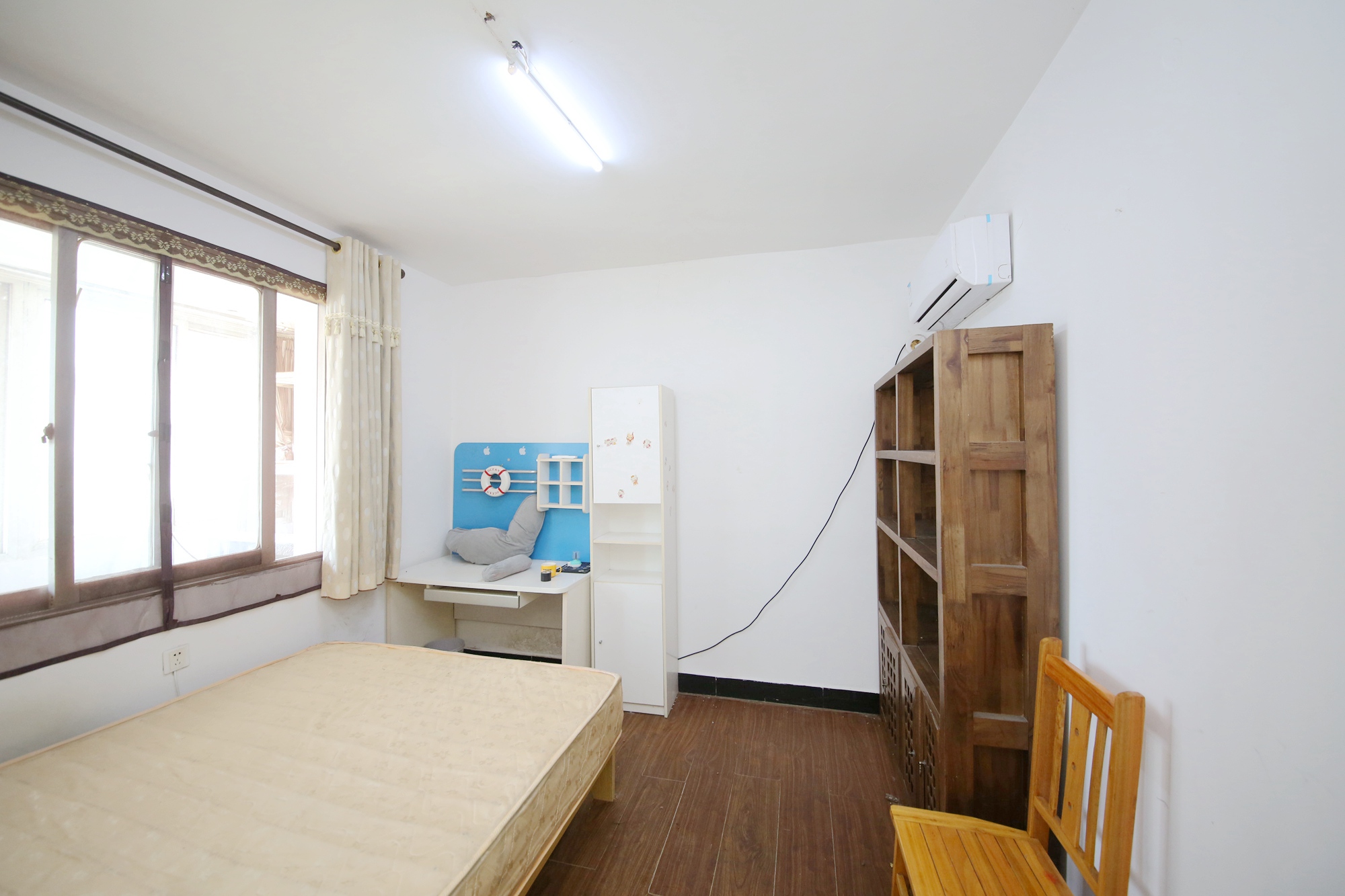 韭菜园商住楼  4室1厅1卫   120.00万卧室