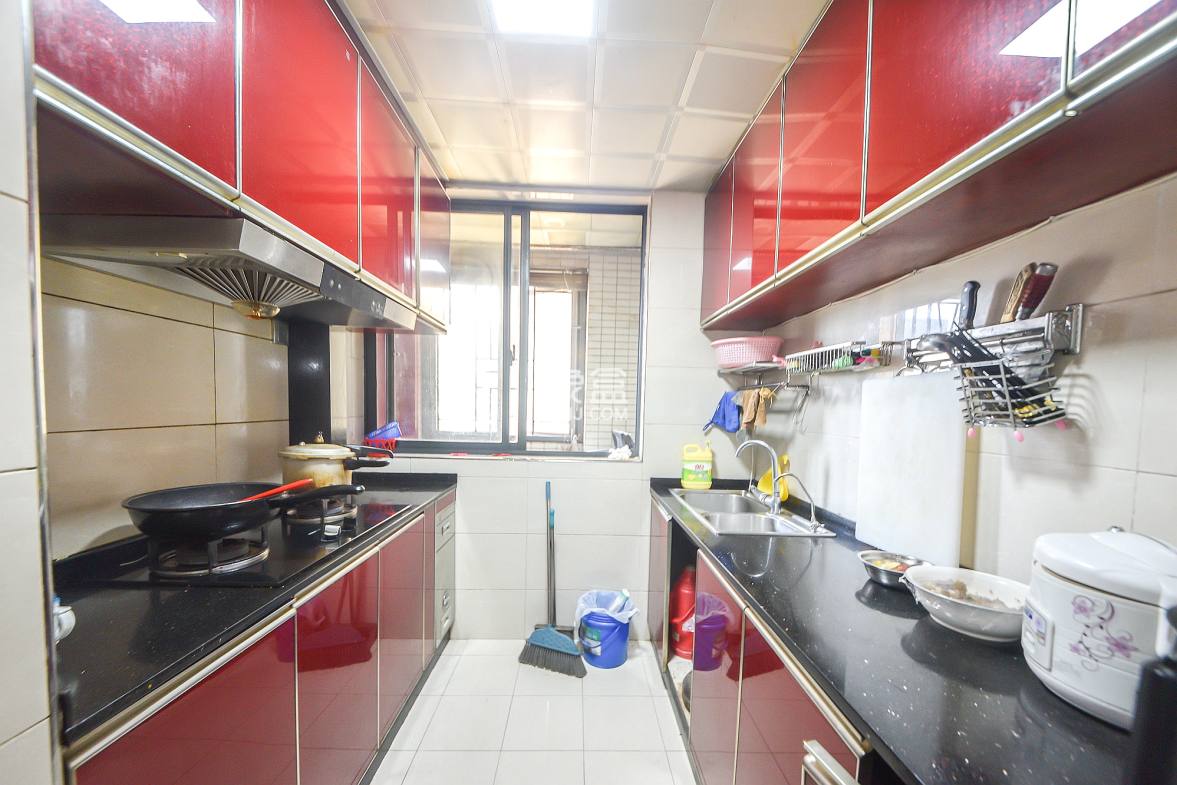 兰亭优壳(隽峰苑) 4室2厅2卫 95.0万 兰亭优壳(隽峰苑) 4室2厅2卫 95.0万厨房