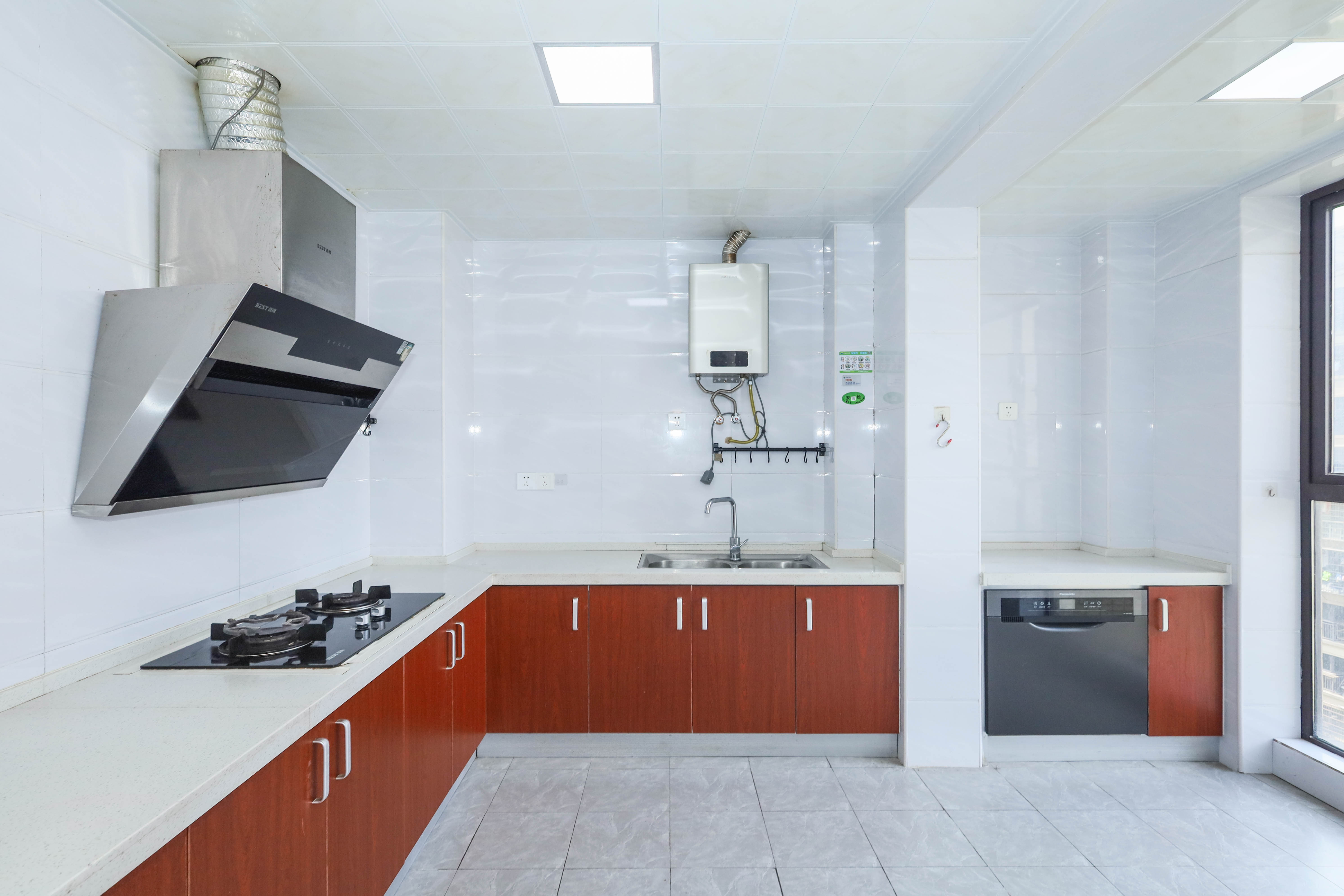 保利麓谷林语E区  4室2厅2卫    122.0万 保利麓谷林语E区  4室2厅2卫    122.0万厨房