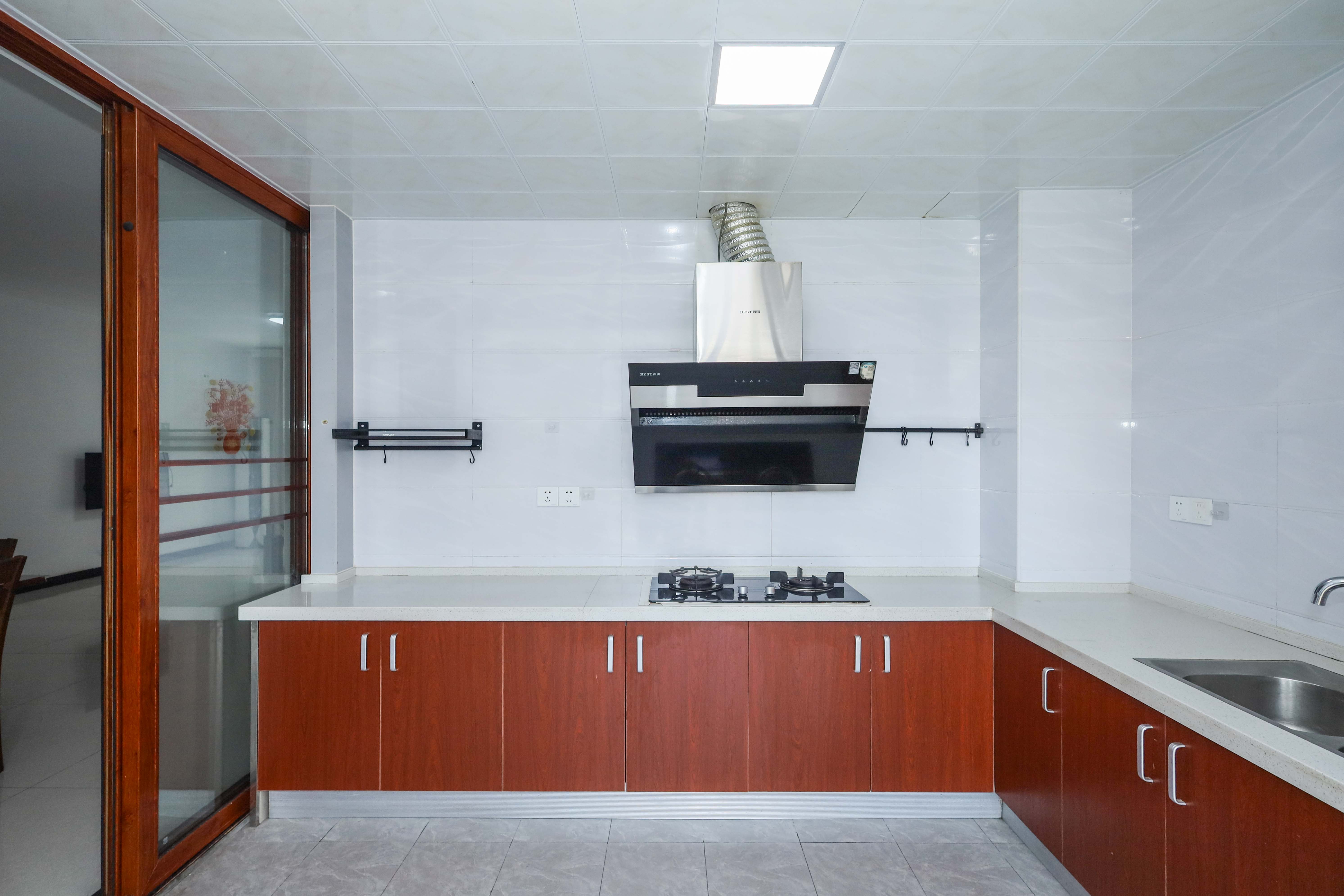 保利麓谷林语E区  4室2厅2卫    122.0万 保利麓谷林语E区  4室2厅2卫    122.0万厨房