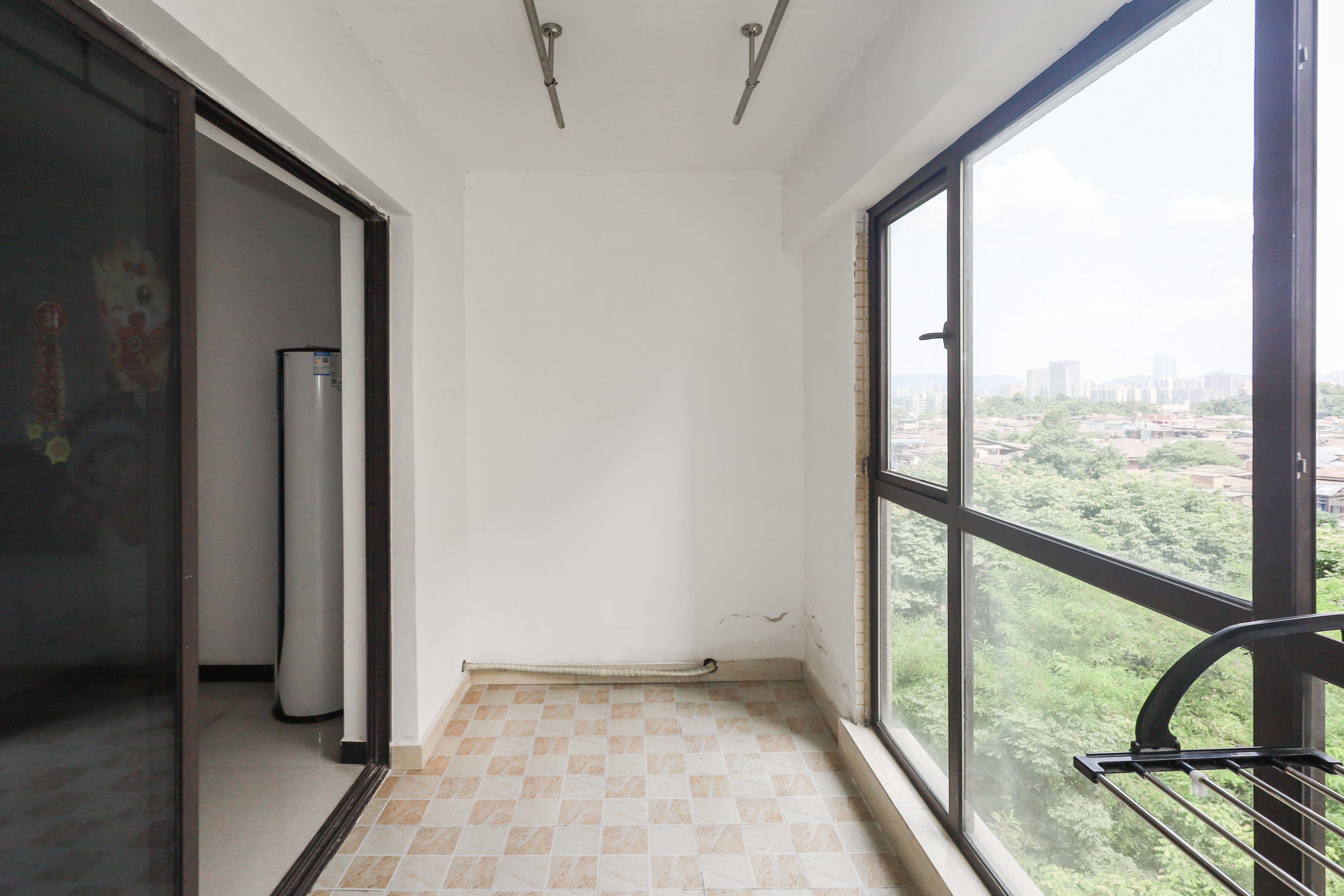 保利麓谷林语E区  4室2厅2卫    122.0万 保利麓谷林语E区  4室2厅2卫    122.0万阳台