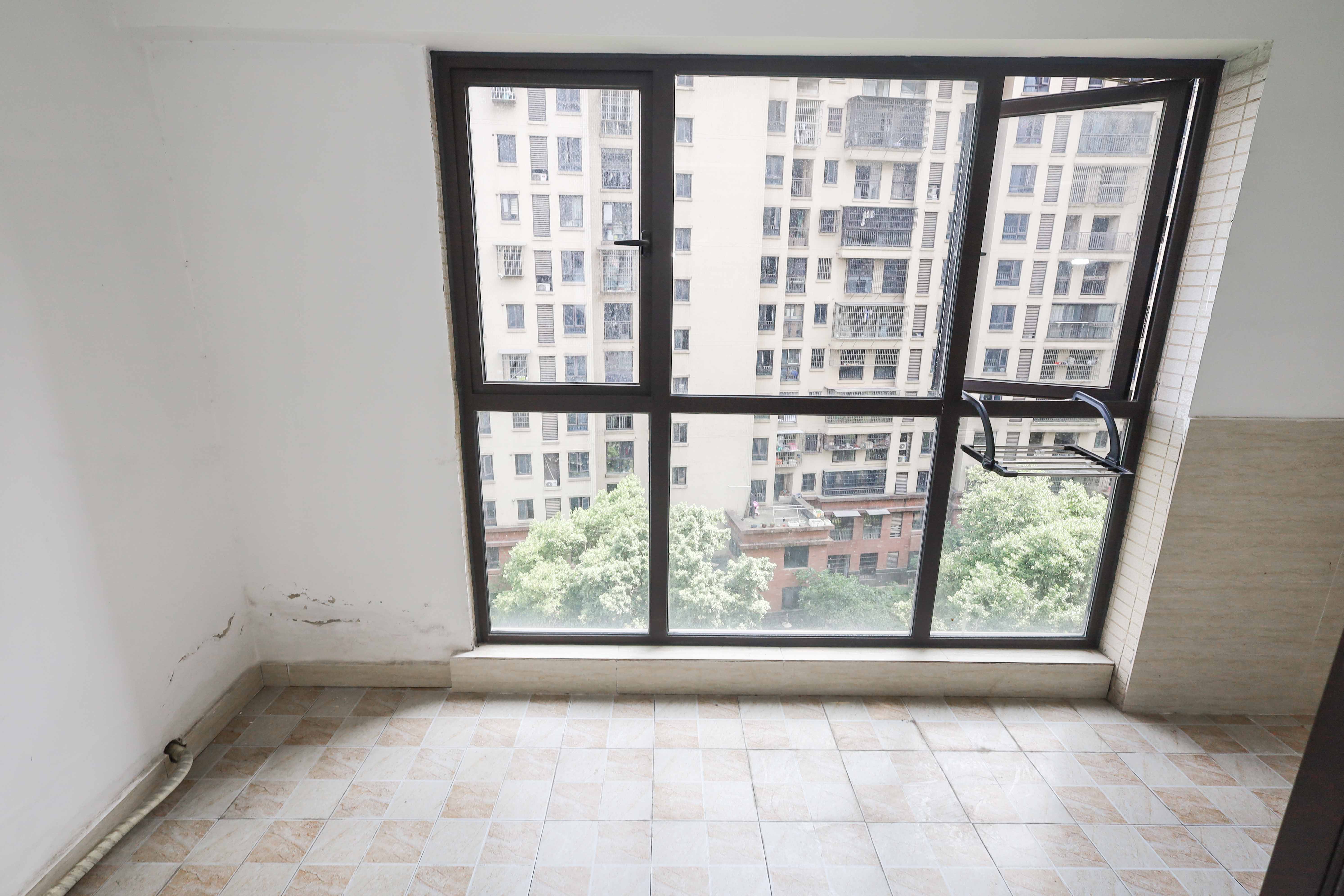 保利麓谷林语E区  4室2厅2卫    122.0万 保利麓谷林语E区  4室2厅2卫    122.0万阳台