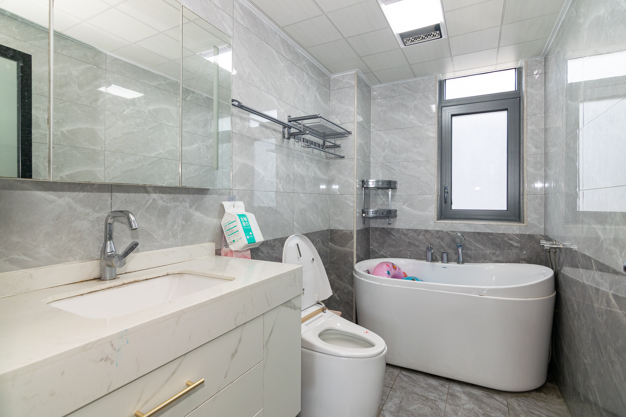 新华联梦想城 4室2厅2卫 139.5万 新华联梦想城 4室2厅2卫 139.5万卫生间