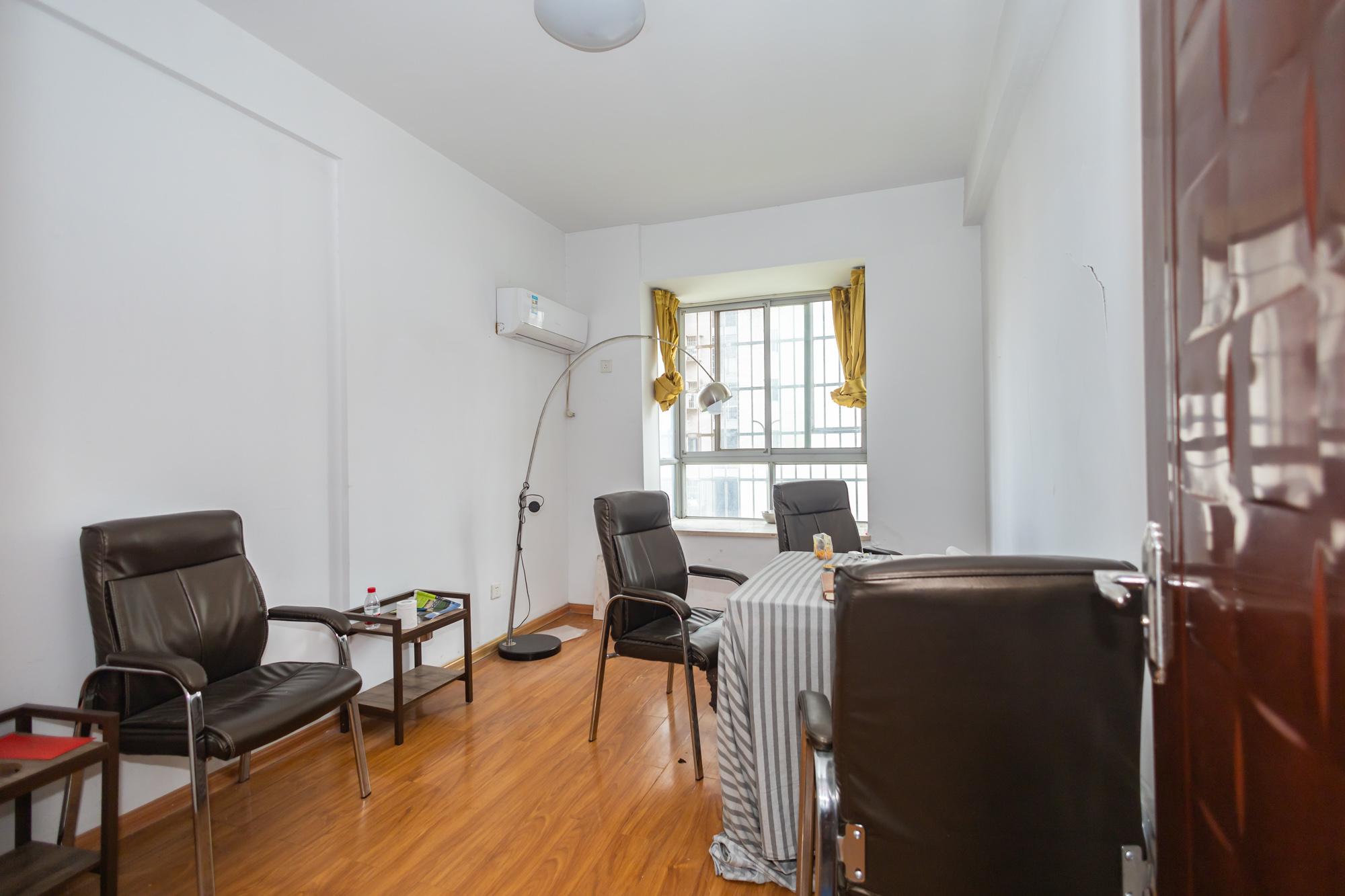 星邮公寓 5室2厅2卫 135.0万 星邮公寓 5室2厅2卫 135.0万卧室