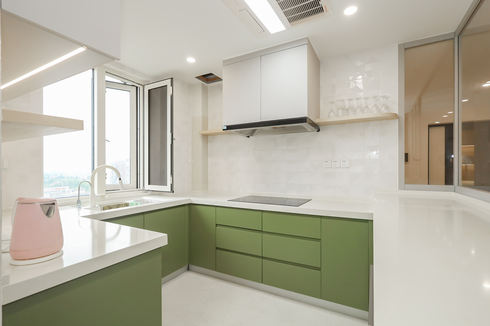 绿地湖湘中心  3室2厅3卫    400.0万 绿地湖湘中心  3室2厅3卫    400.0万厨房