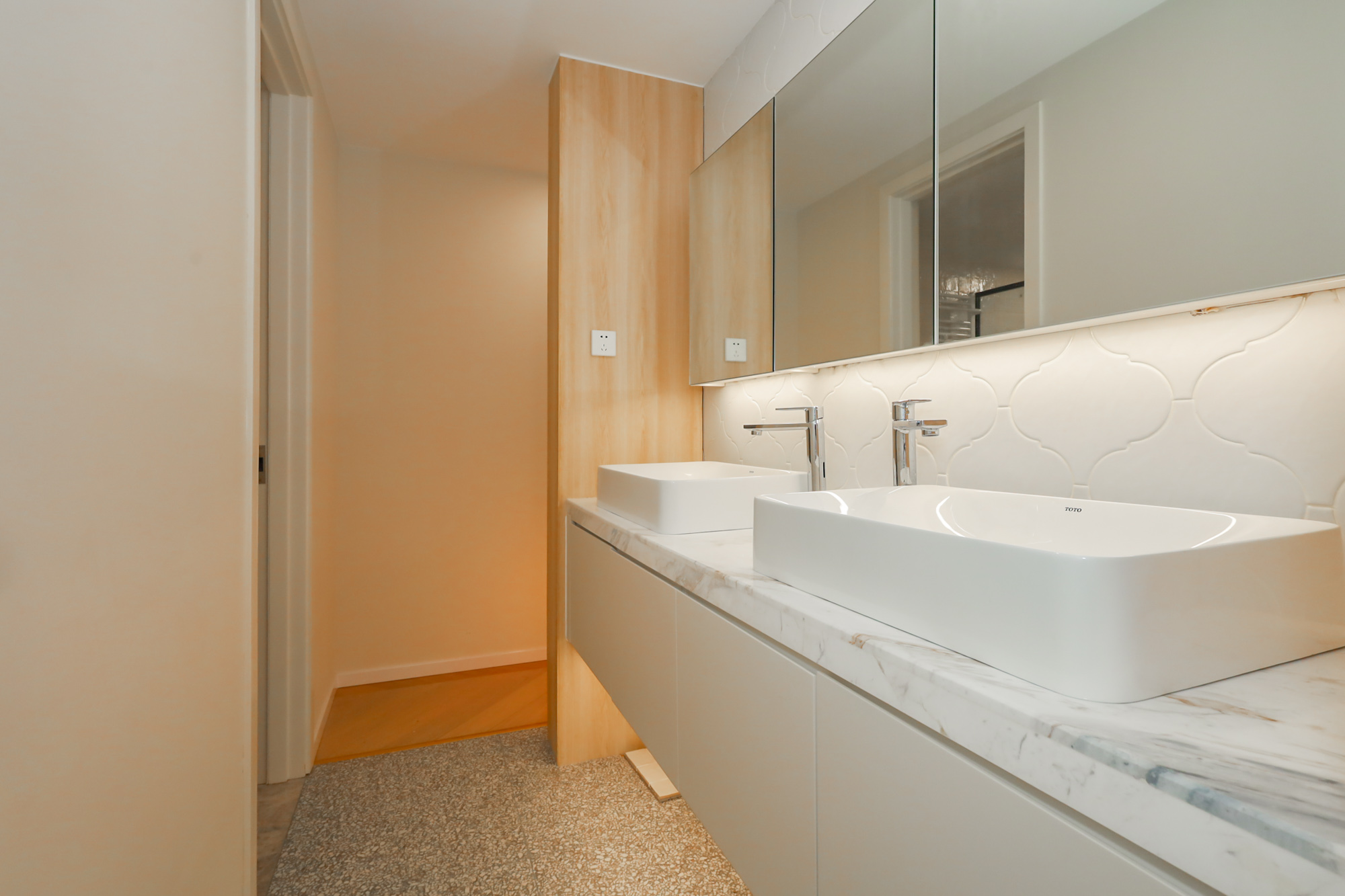 绿地湖湘中心  3室2厅3卫    400.0万 绿地湖湘中心  3室2厅3卫    400.0万卫生间