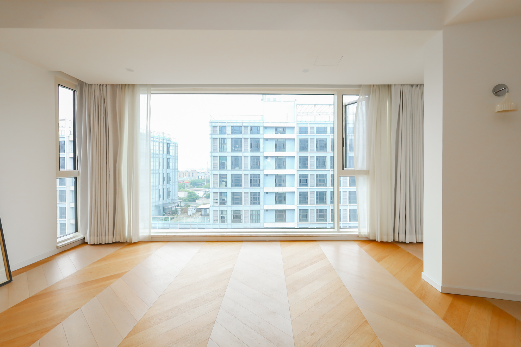 绿地湖湘中心  3室2厅3卫    400.0万 绿地湖湘中心  3室2厅3卫    400.0万阳台