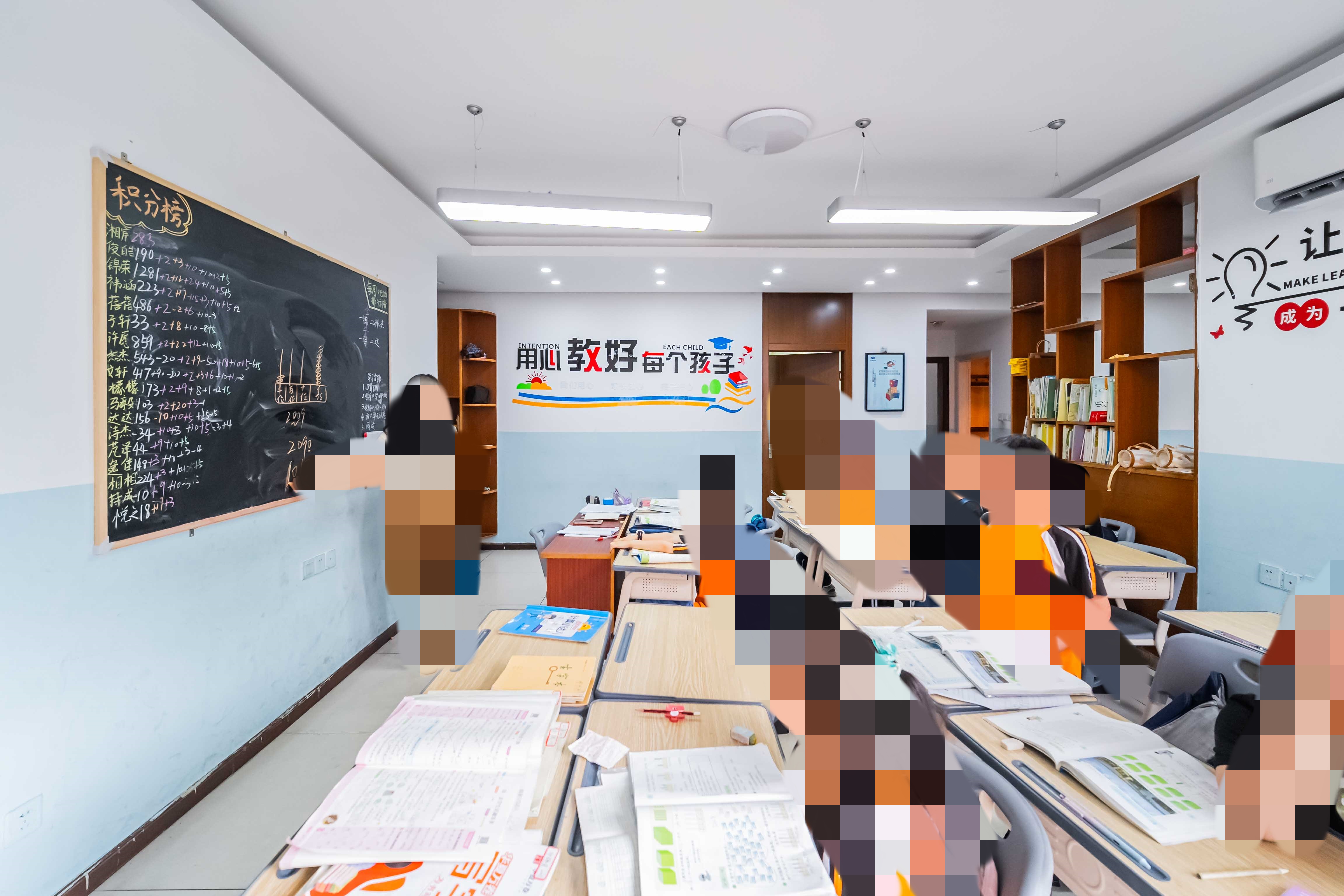 中城丽景香山园  3室2厅2卫   130.00万客厅
