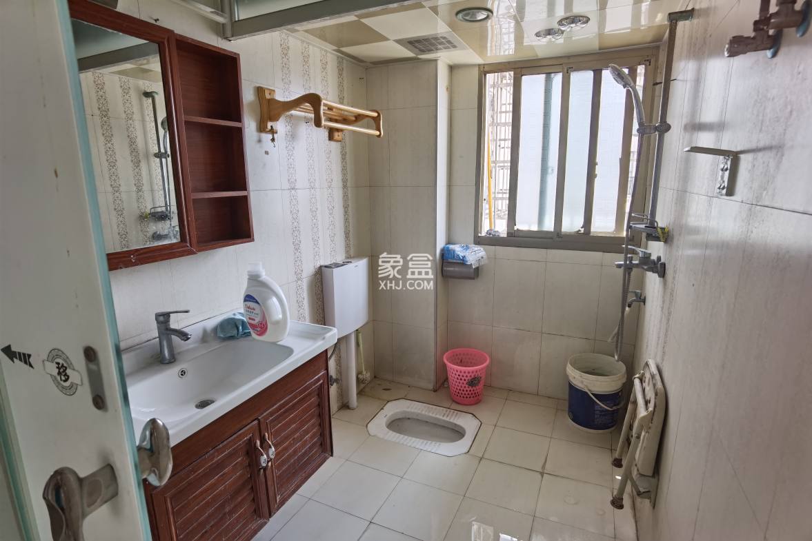 东方豪苑 4室2厅1卫 2000.00元/月 东方豪苑 4室2厅1卫 2000.00元/月室内图