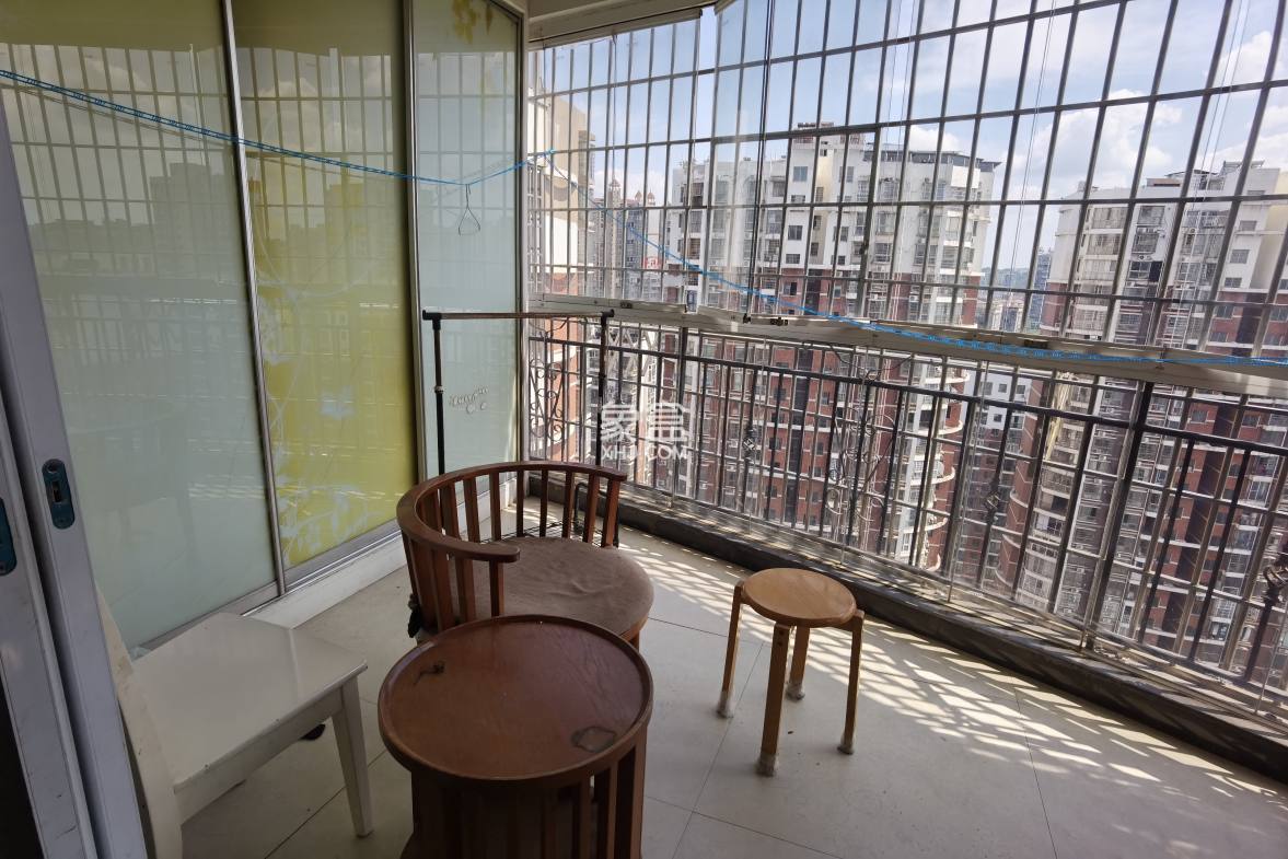 东方豪苑 4室2厅1卫 2000.00元/月 东方豪苑 4室2厅1卫 2000.00元/月室内图