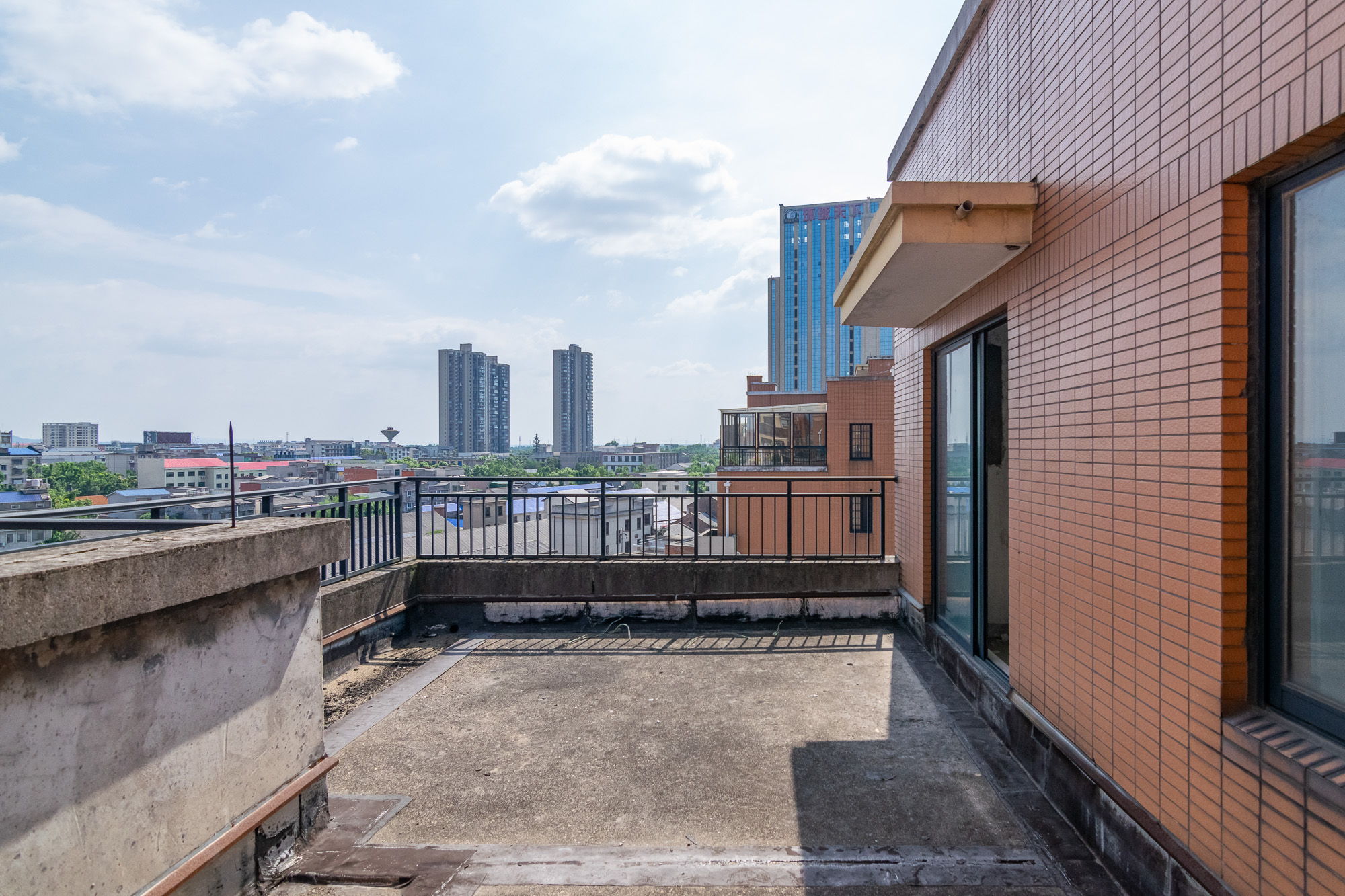 丽景华庭  6室2厅3卫    95.0万 丽景华庭  6室2厅3卫    95.0万阳台