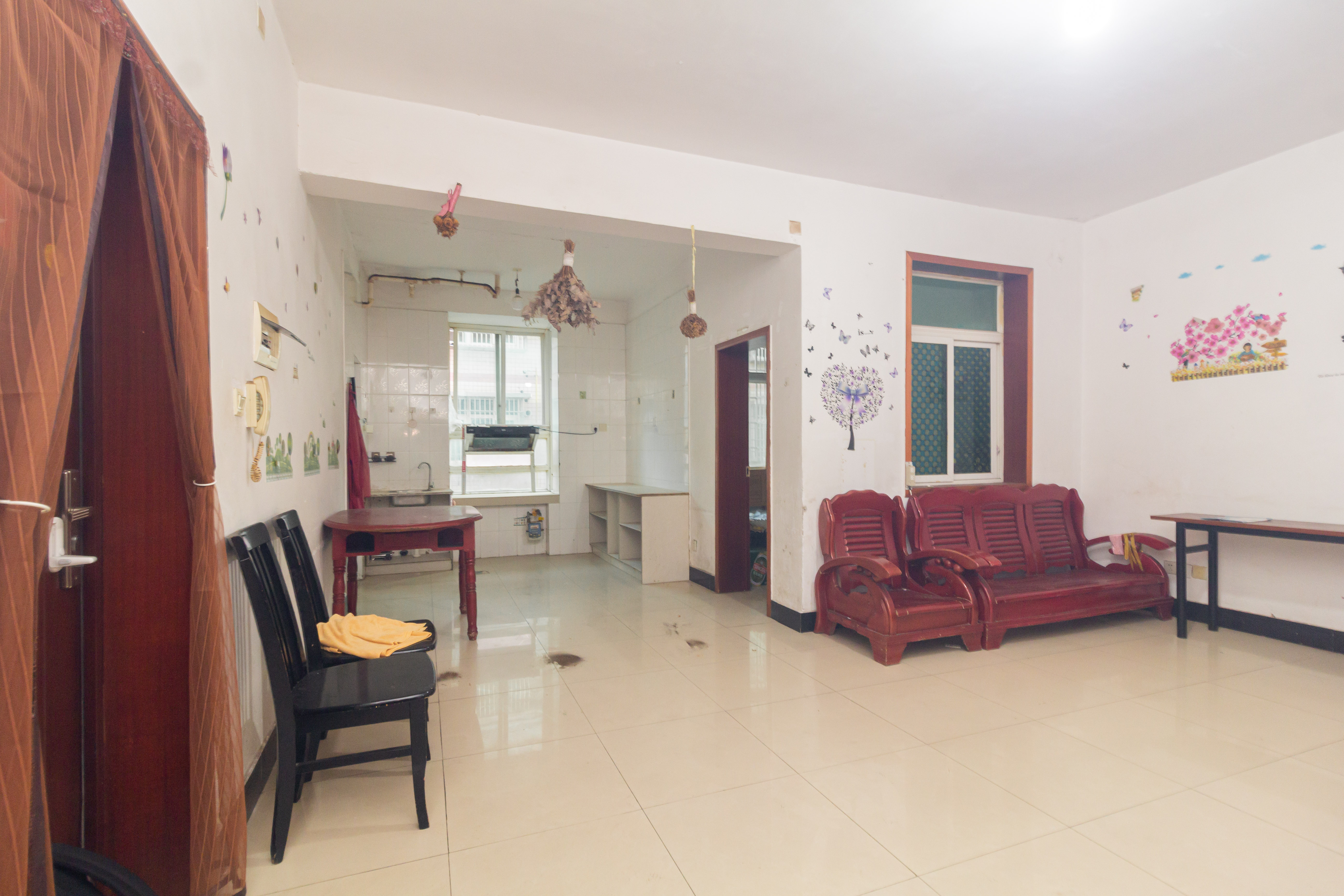 泉塘小区  10室6厅5卫    268.0万 泉塘小区  10室6厅5卫    268.0万客厅