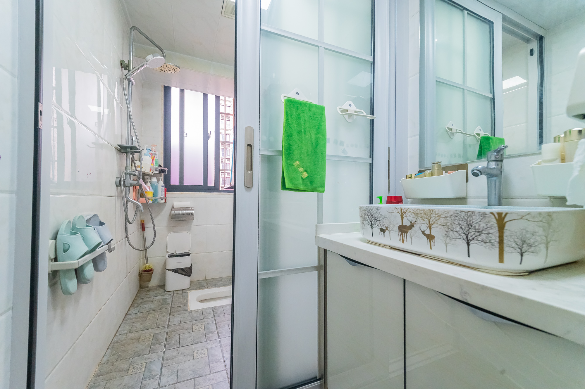 泊林晶城  3室2厅1卫    76.8万 泊林晶城  3室2厅1卫    76.8万卫生间