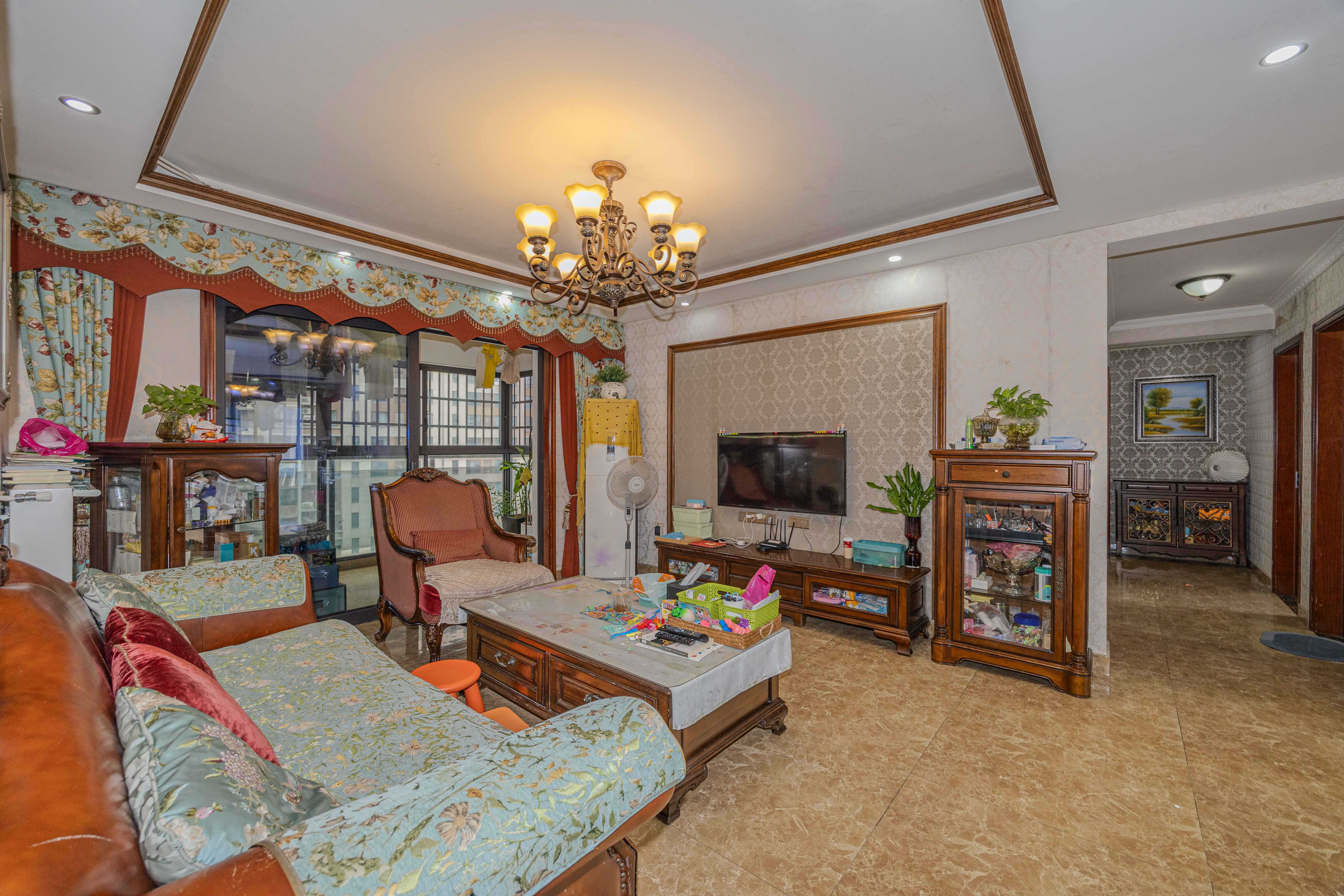 达美D6区  4室2厅2卫   168.00万客厅