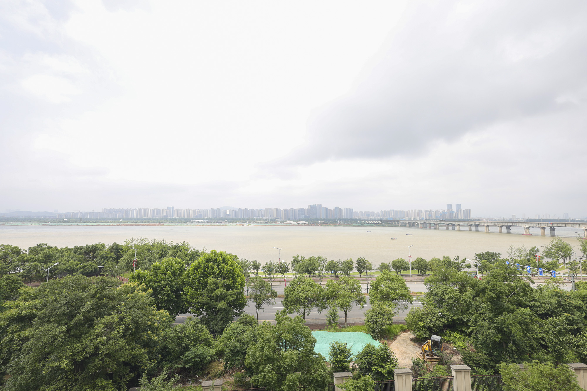 绿地海外滩一期  3室2厅2卫   240.00万其他