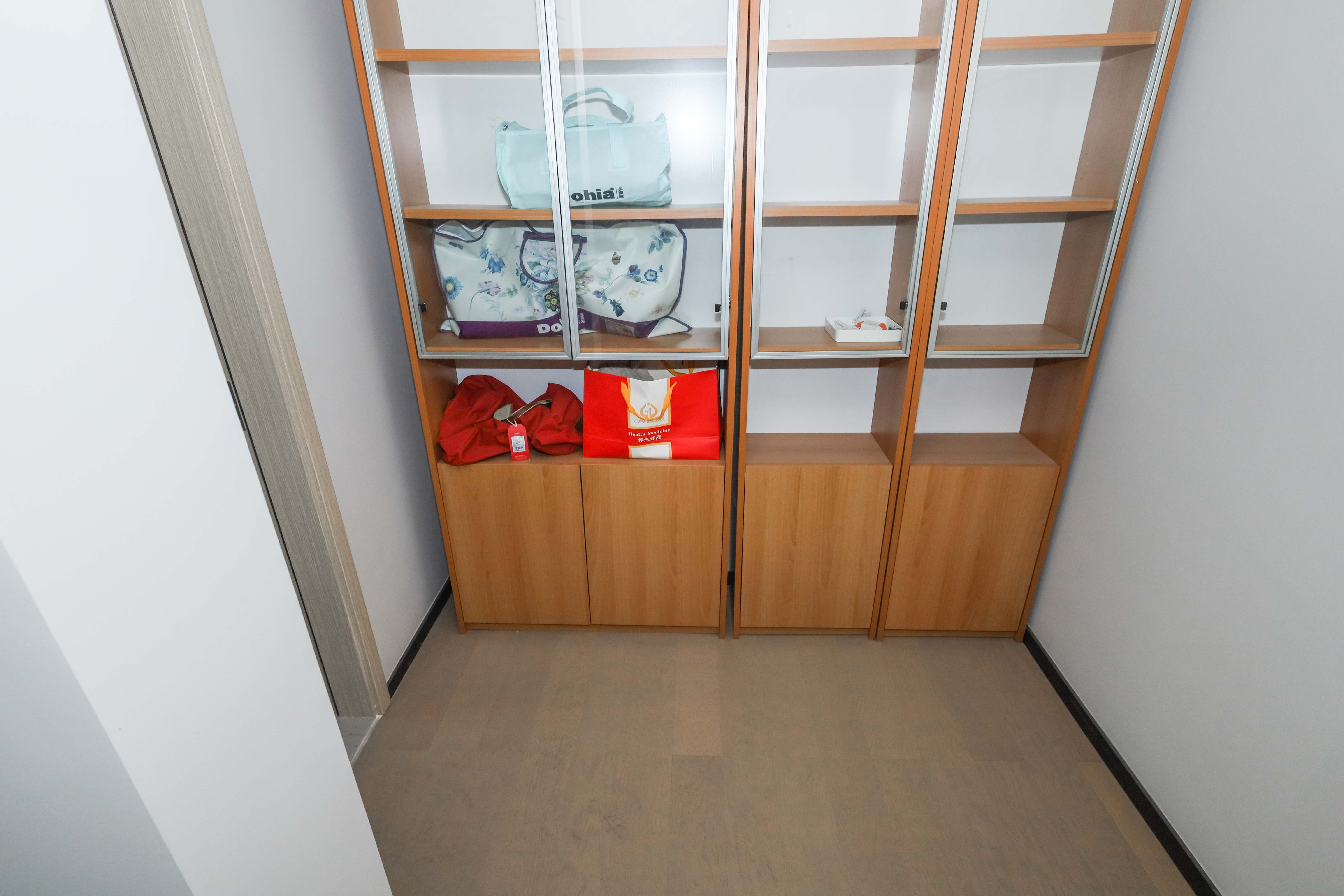 时代梅溪领峰  4室2厅1卫   356.00万卧室