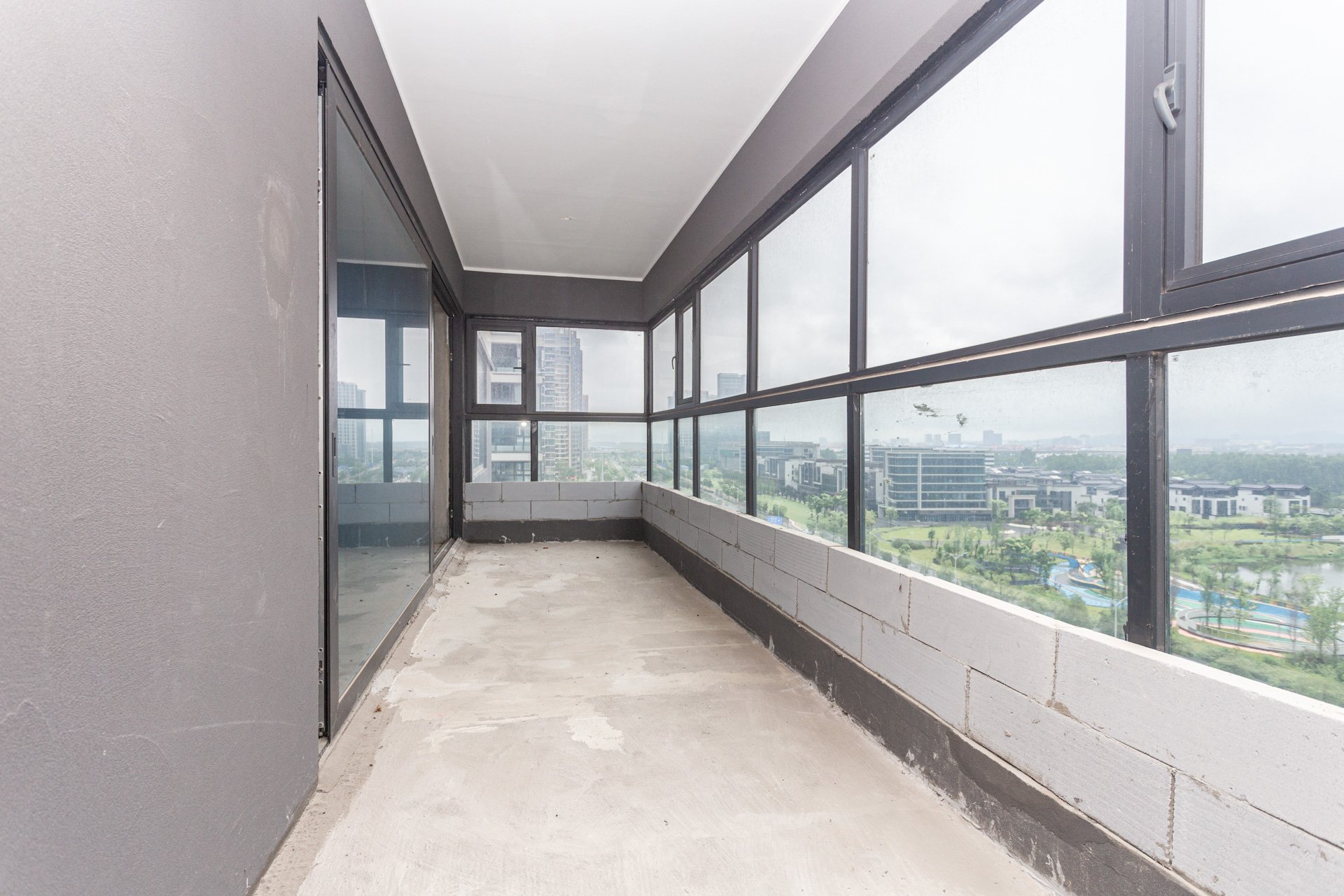 越秀湘江星汇城一期  5室2厅2卫    260.0万阳台