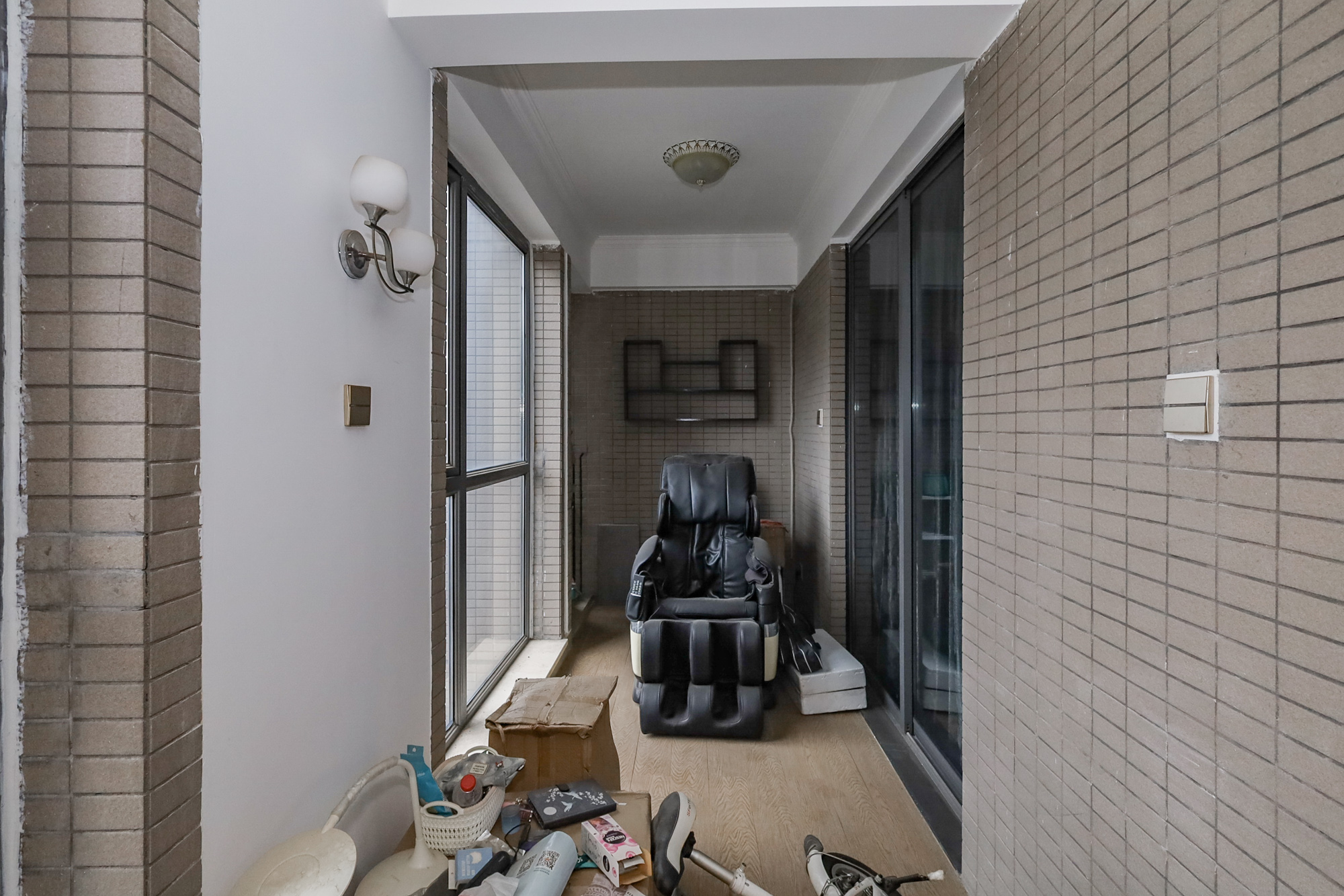 八方小区C区  4室2厅2卫   561.00万阳台