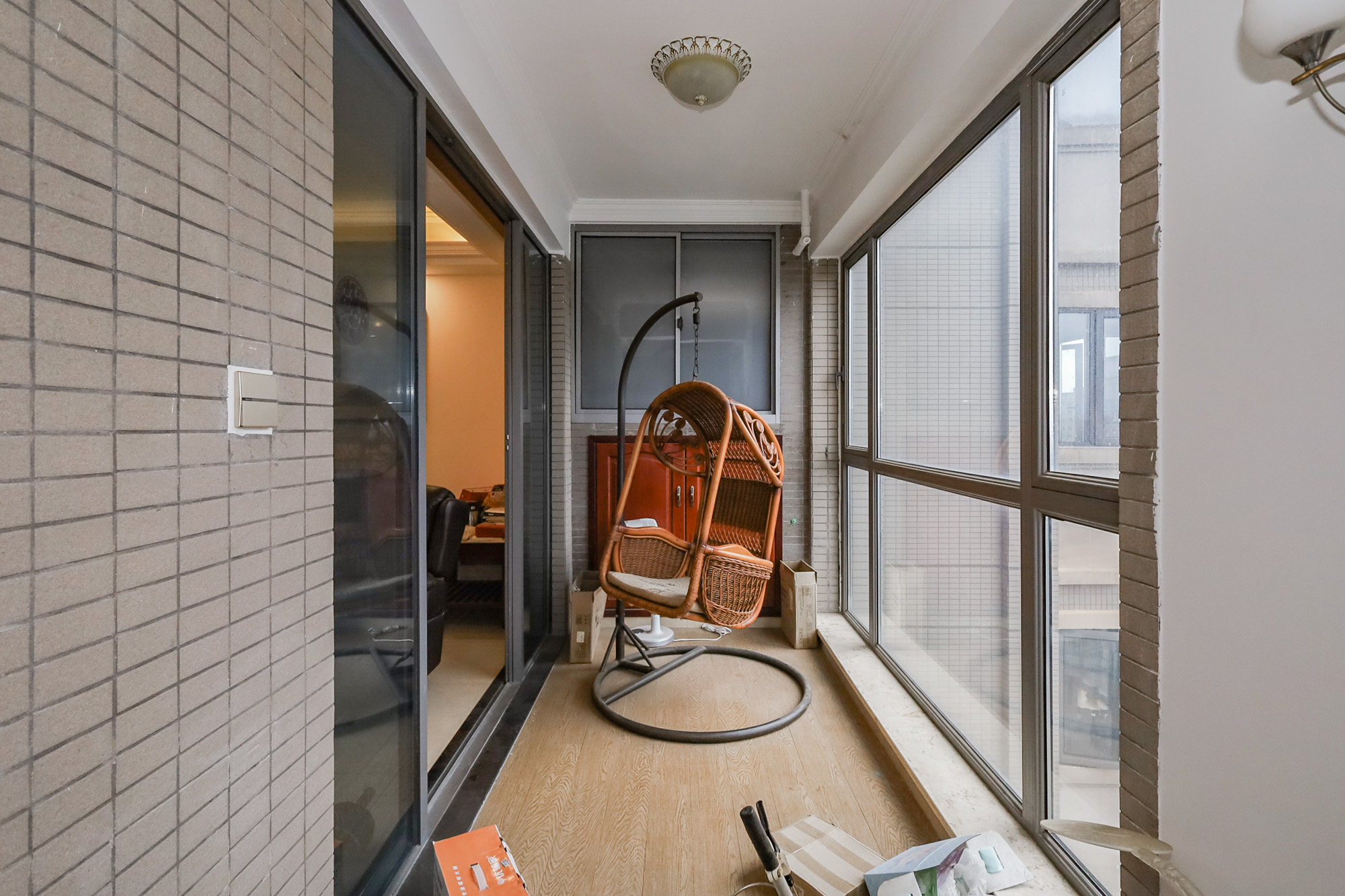 八方小区C区  4室2厅2卫   561.00万阳台