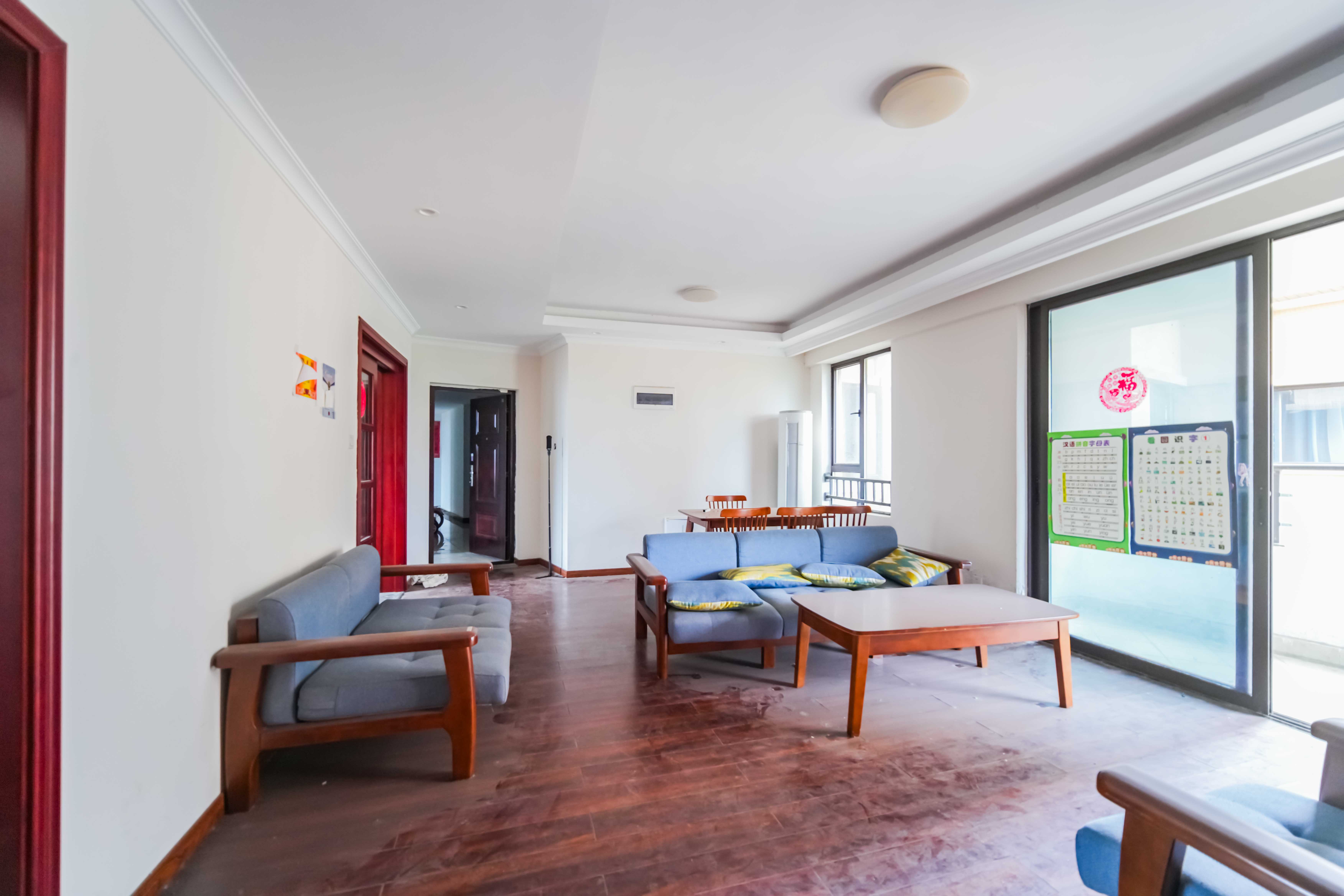 五江天街南区 4室2厅2卫 102.0万 五江天街南区 4室2厅2卫 102.0万客厅