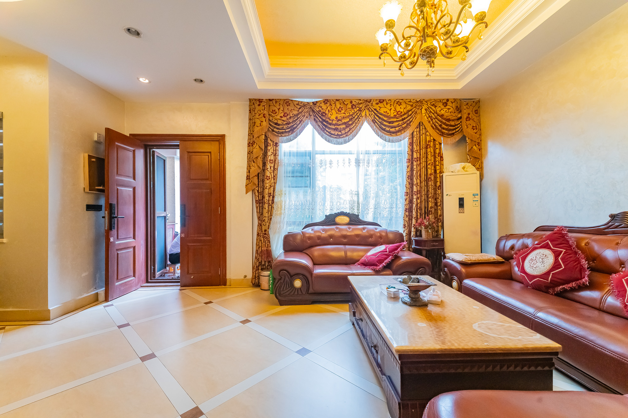 碧桂园威尼斯城 8室3厅6卫 390.0万 碧桂园威尼斯城 8室3厅6卫 390.0万客厅