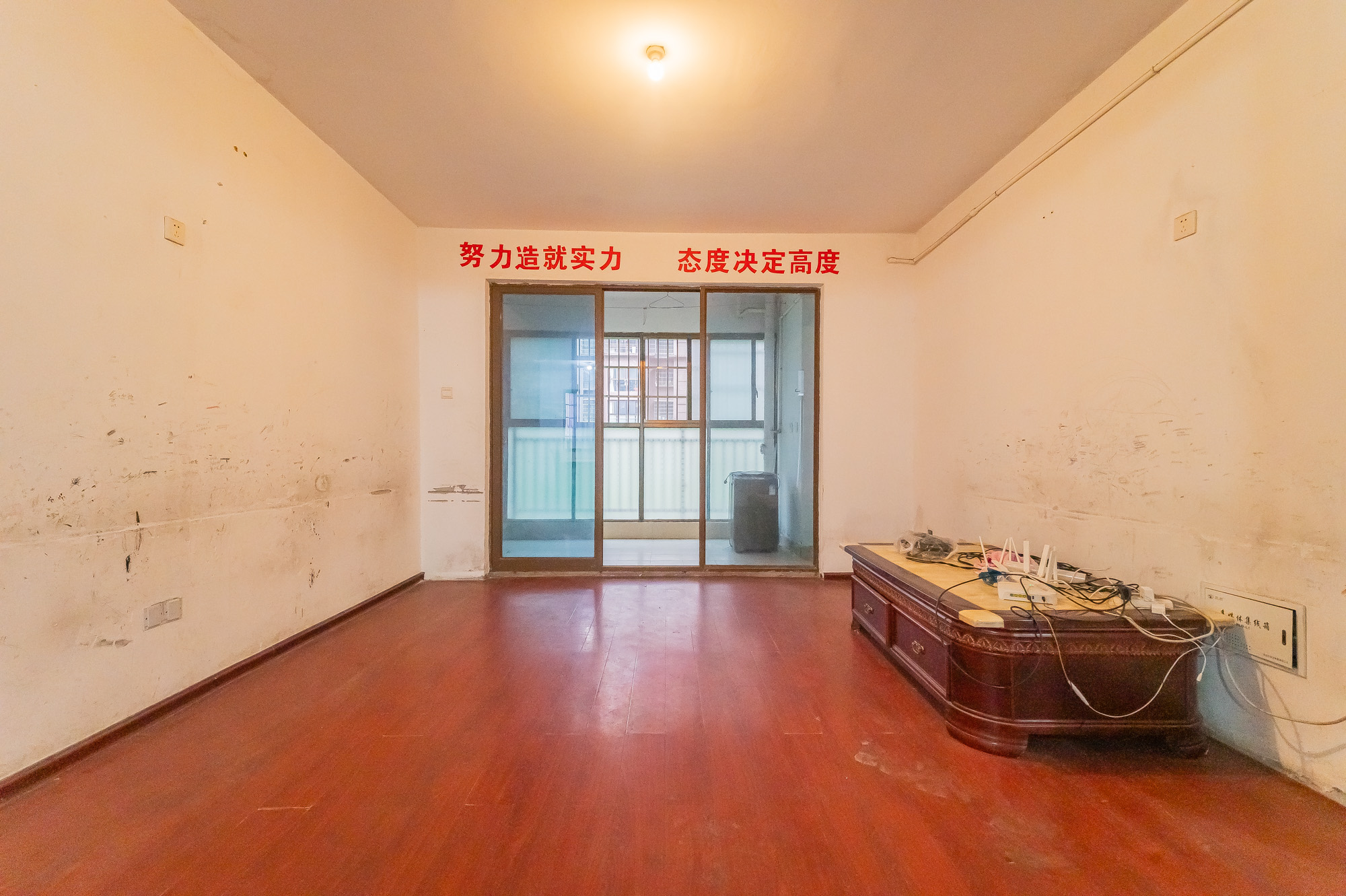 湖湾世景  5室2厅1卫    95.8万 湖湾世景  5室2厅1卫    95.8万客厅