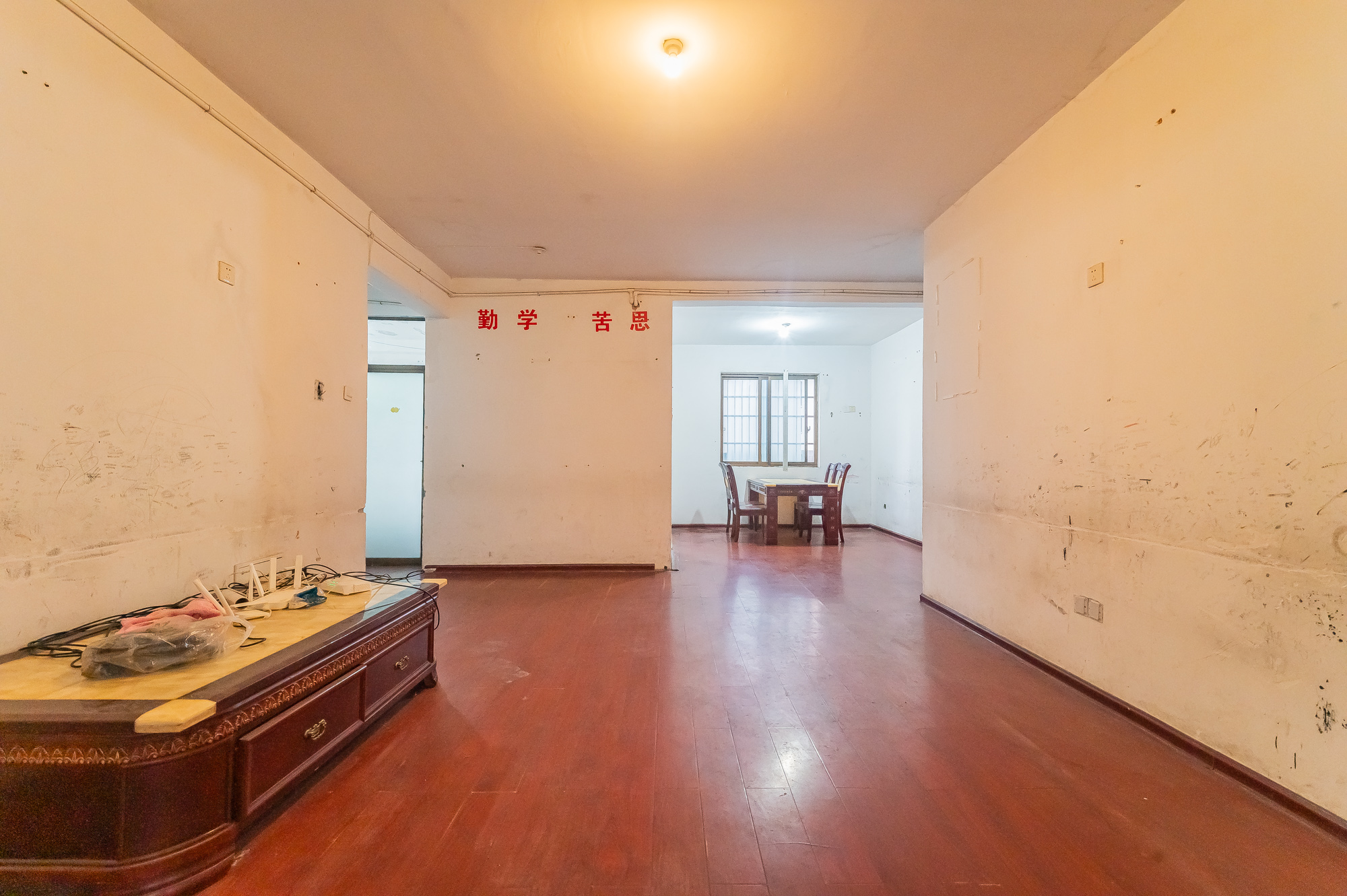 湖湾世景  5室2厅1卫    95.8万 湖湾世景  5室2厅1卫    95.8万客厅