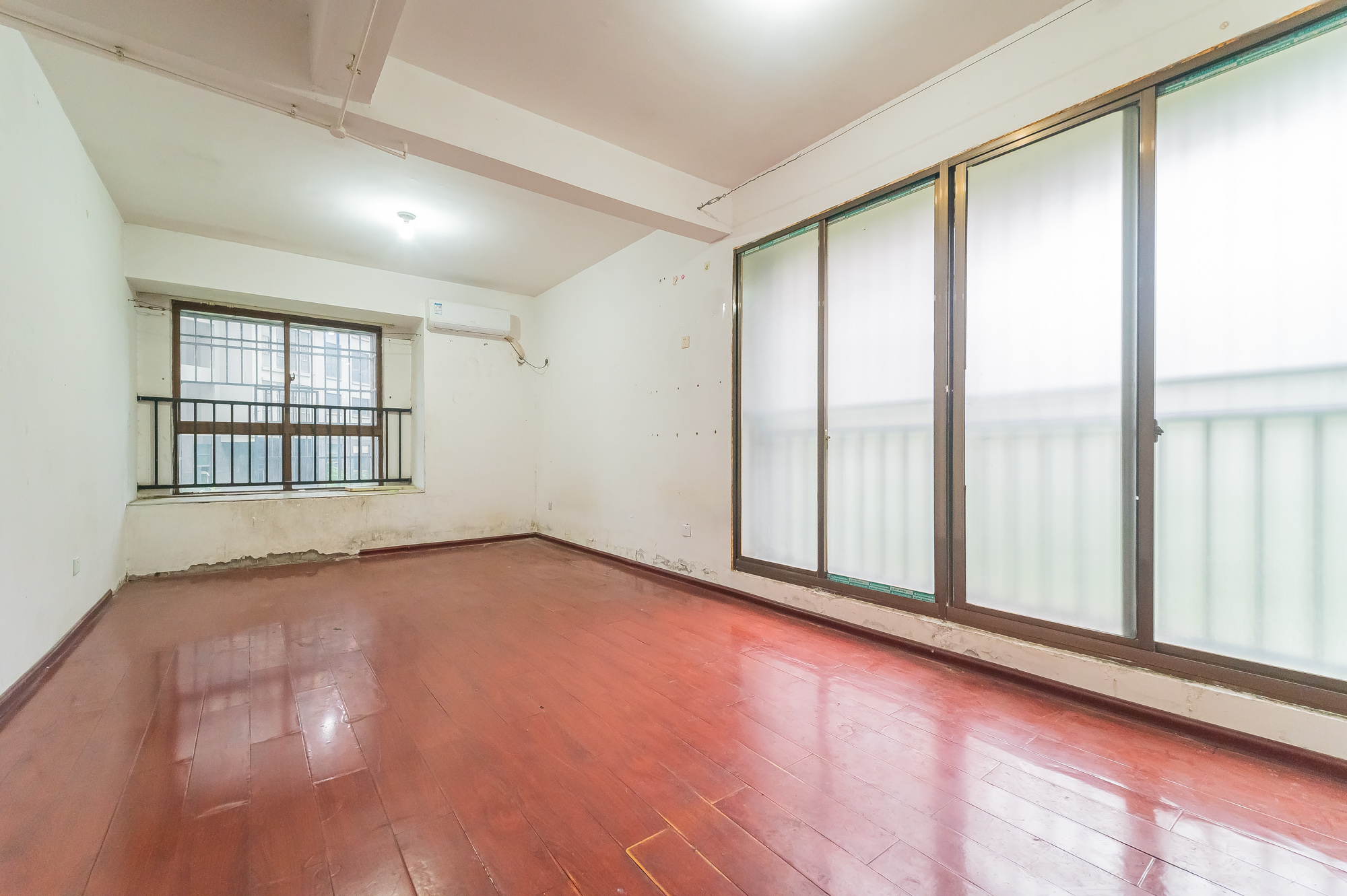 湖湾世景  5室2厅1卫    95.8万 湖湾世景  5室2厅1卫    95.8万卧室