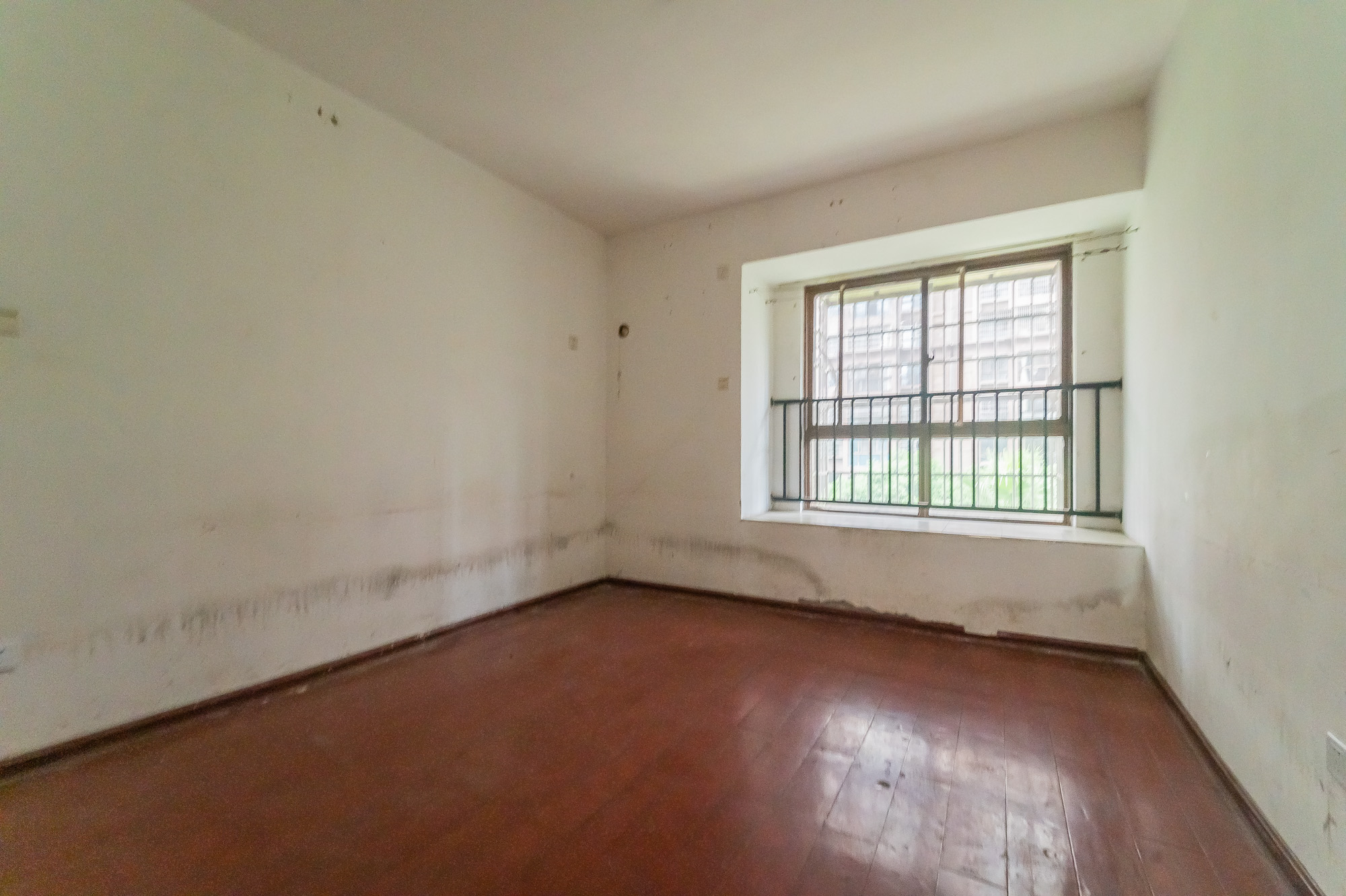 湖湾世景  5室2厅1卫    95.8万 湖湾世景  5室2厅1卫    95.8万卧室