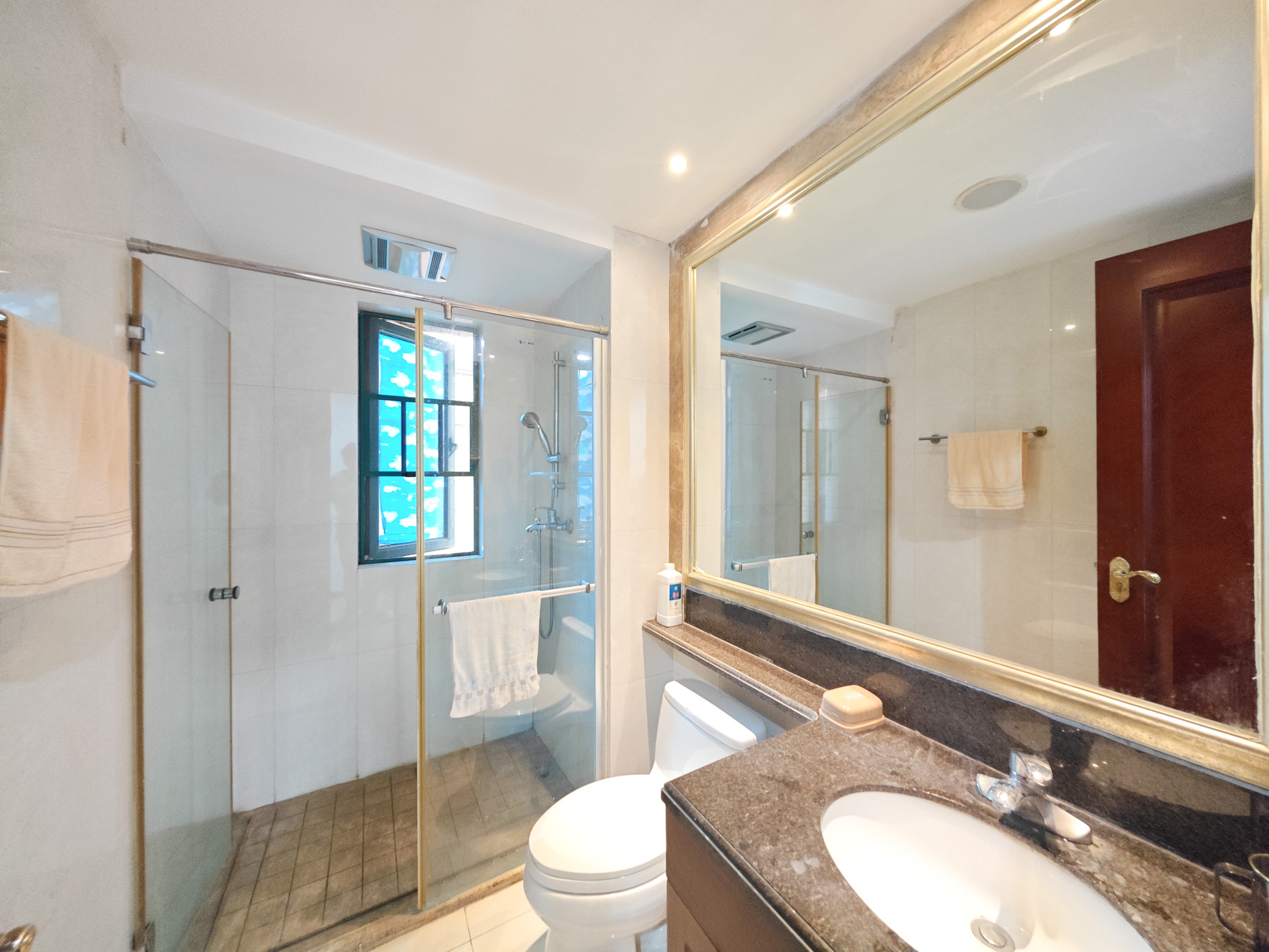 恒大城  3室2厅2卫    100.0万卫生间