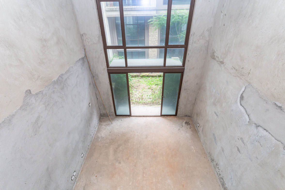 盈峰翠邸 5室2厅4卫 148.0万 盈峰翠邸 5室2厅4卫 148.0万客厅