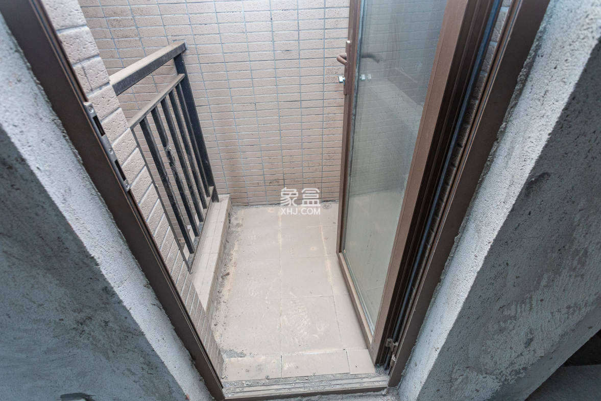 盈峰翠邸 5室2厅4卫 148.0万 盈峰翠邸 5室2厅4卫 148.0万阳台