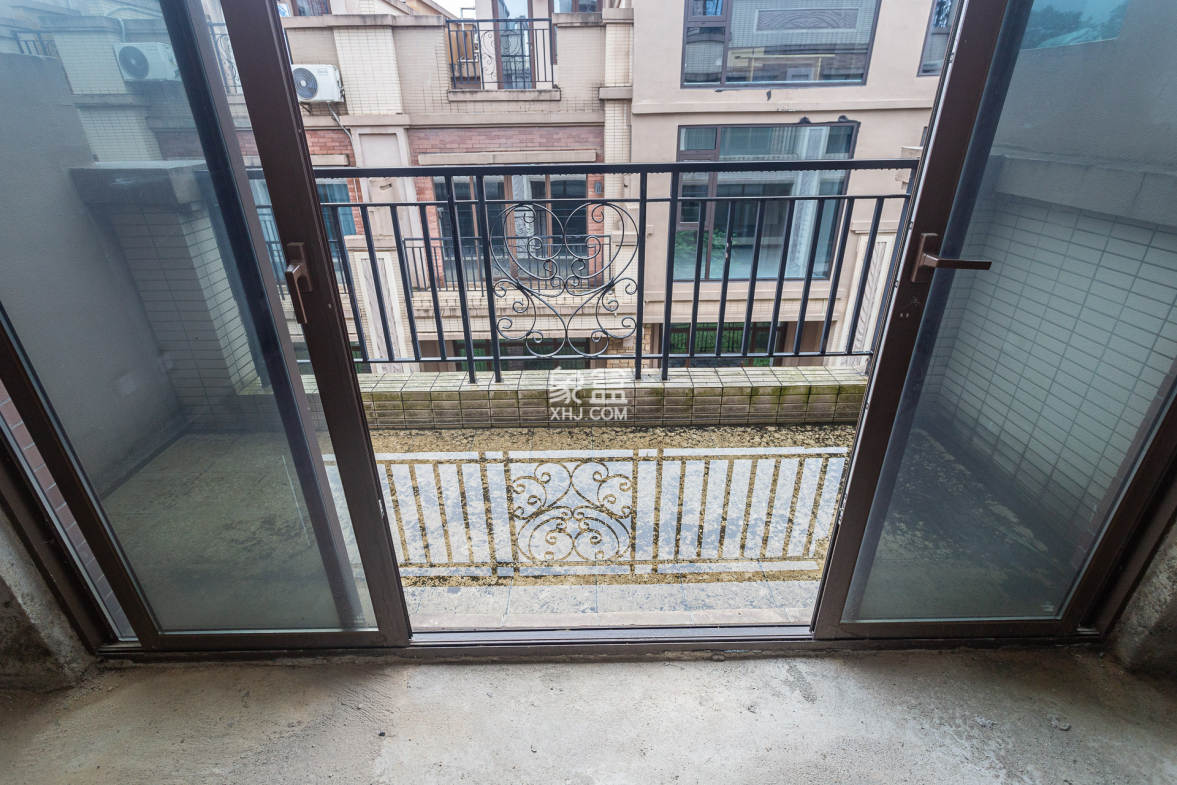 盈峰翠邸 5室2厅4卫 148.0万 盈峰翠邸 5室2厅4卫 148.0万阳台