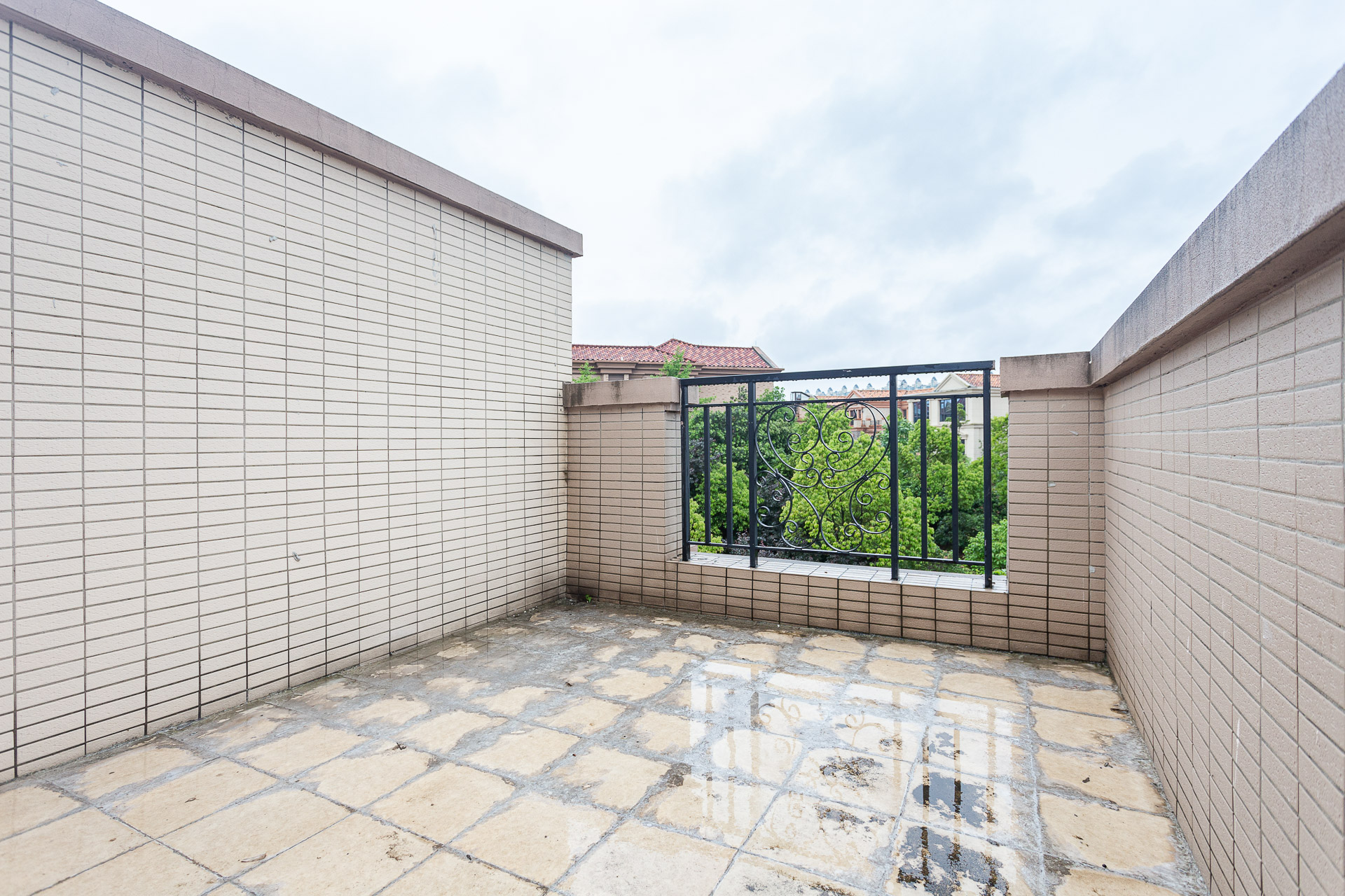 盈峰翠邸  5室2厅4卫   148.00万阳台