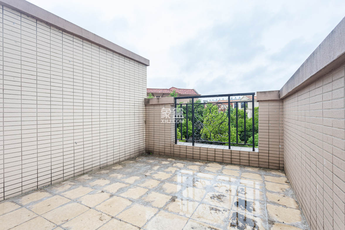 盈峰翠邸 5室2厅4卫 148.0万 盈峰翠邸 5室2厅4卫 148.0万阳台