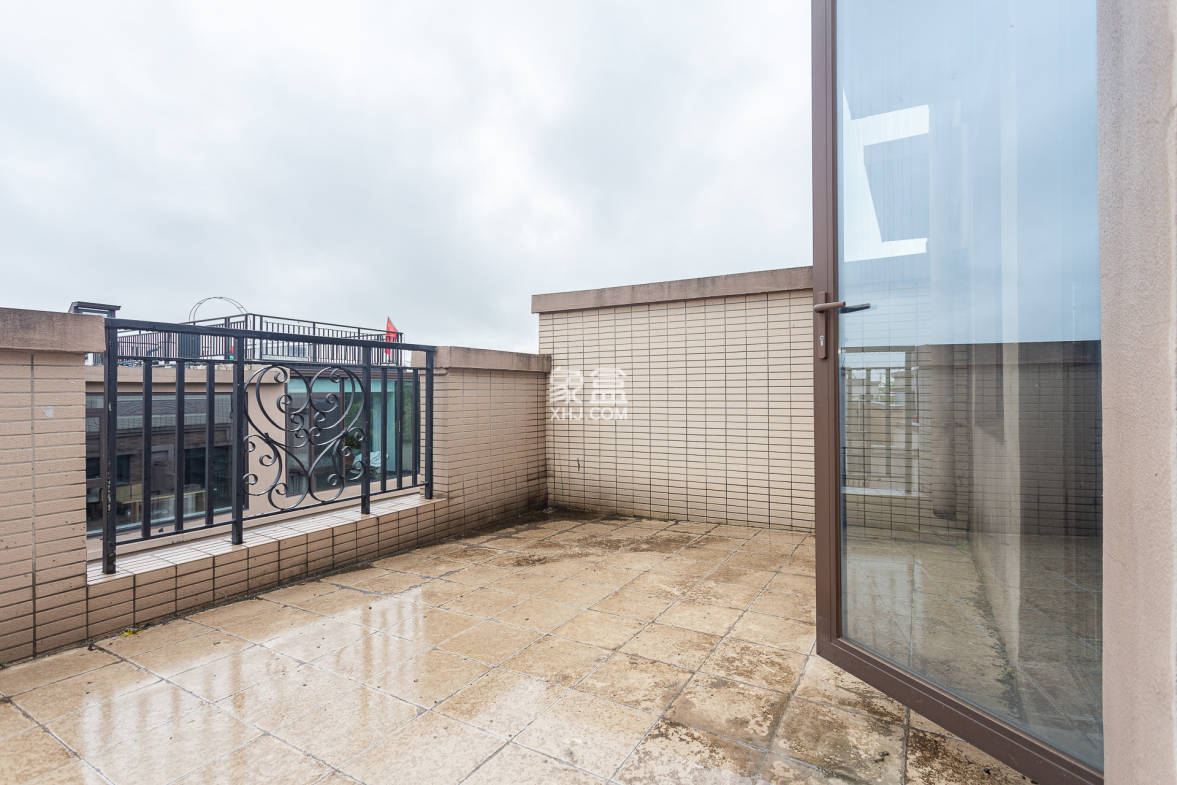 盈峰翠邸 5室2厅4卫 148.0万 盈峰翠邸 5室2厅4卫 148.0万阳台