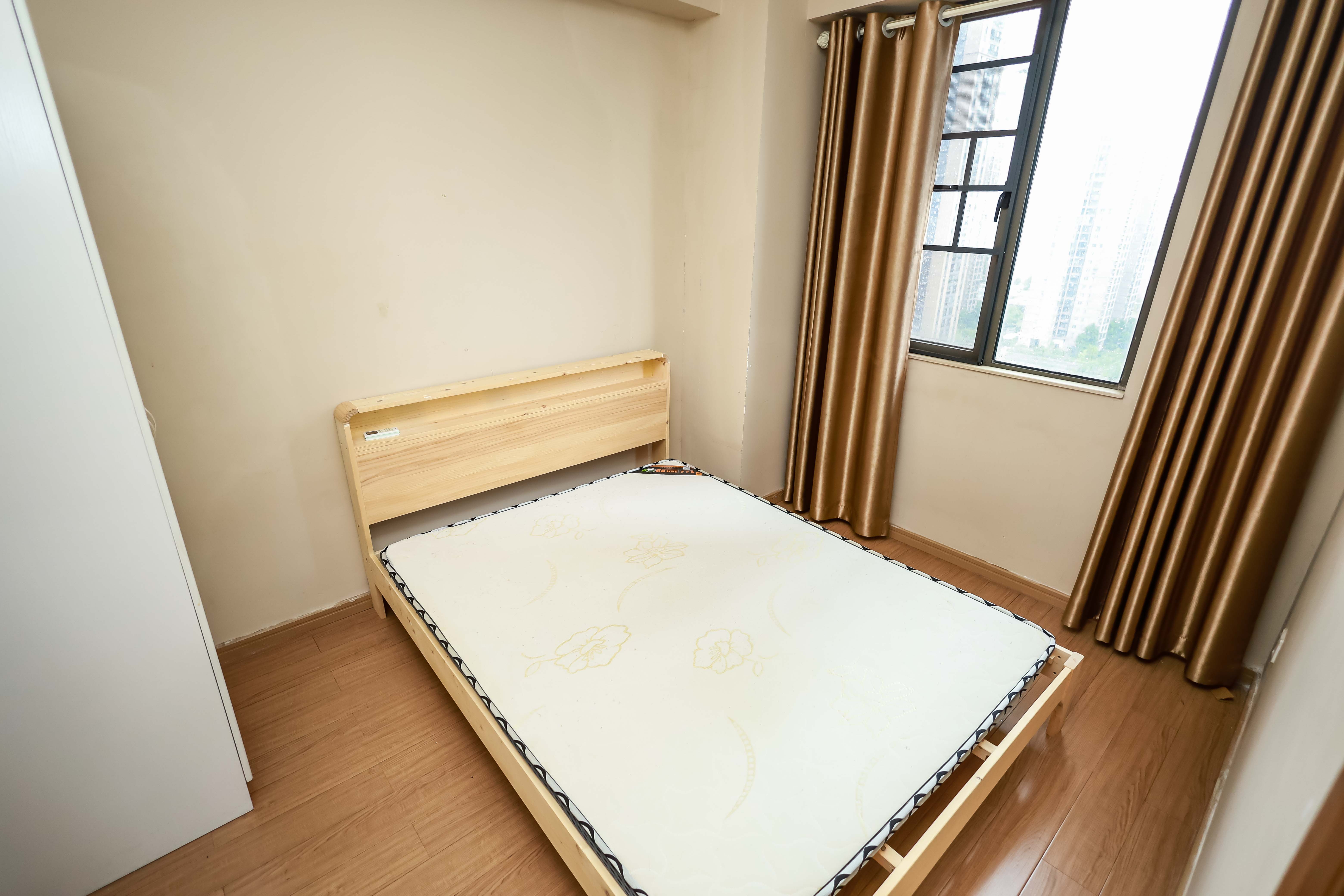 麓谷小镇  3室2厅1卫   75.00万卧室