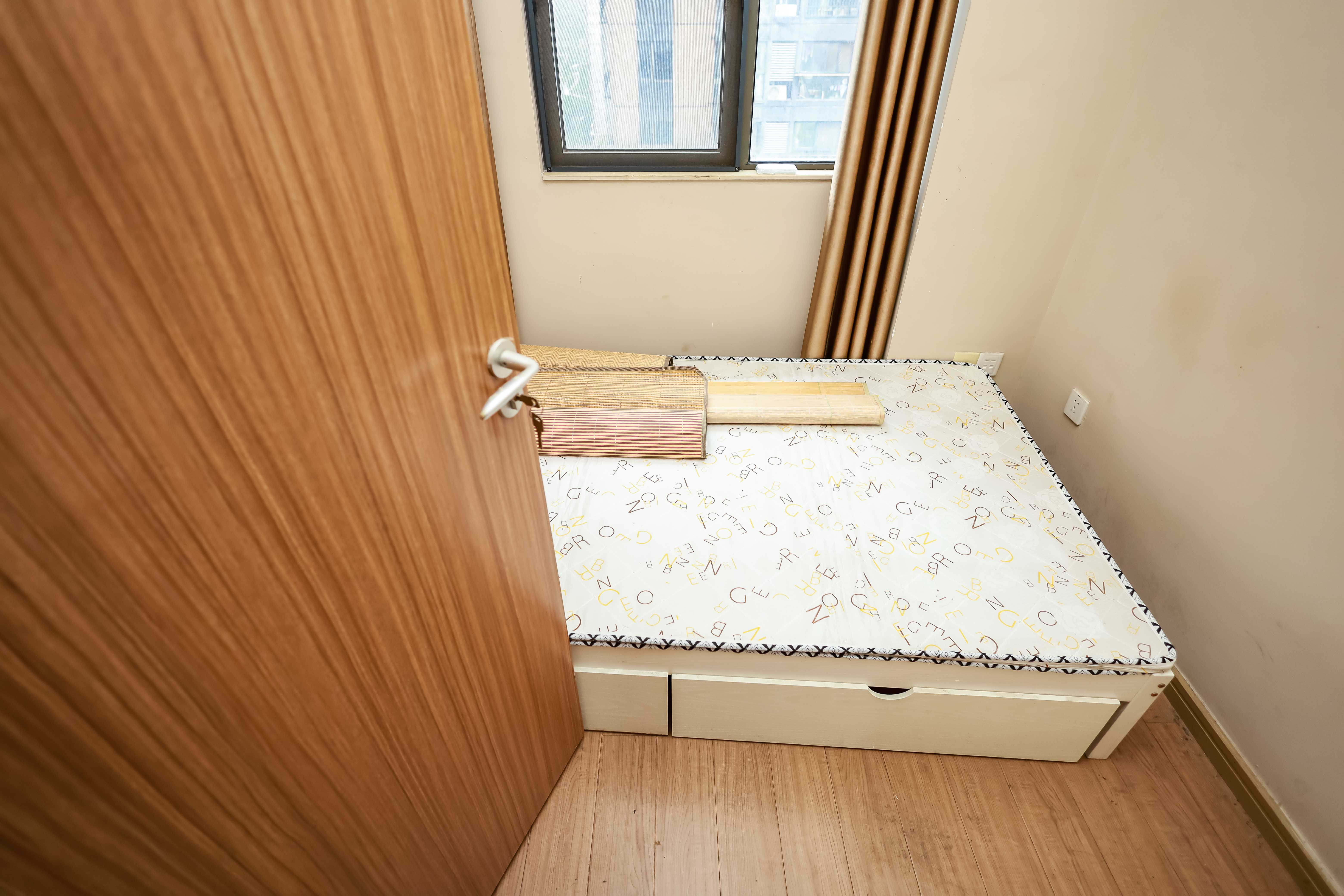 麓谷小镇  3室2厅1卫   75.00万卧室