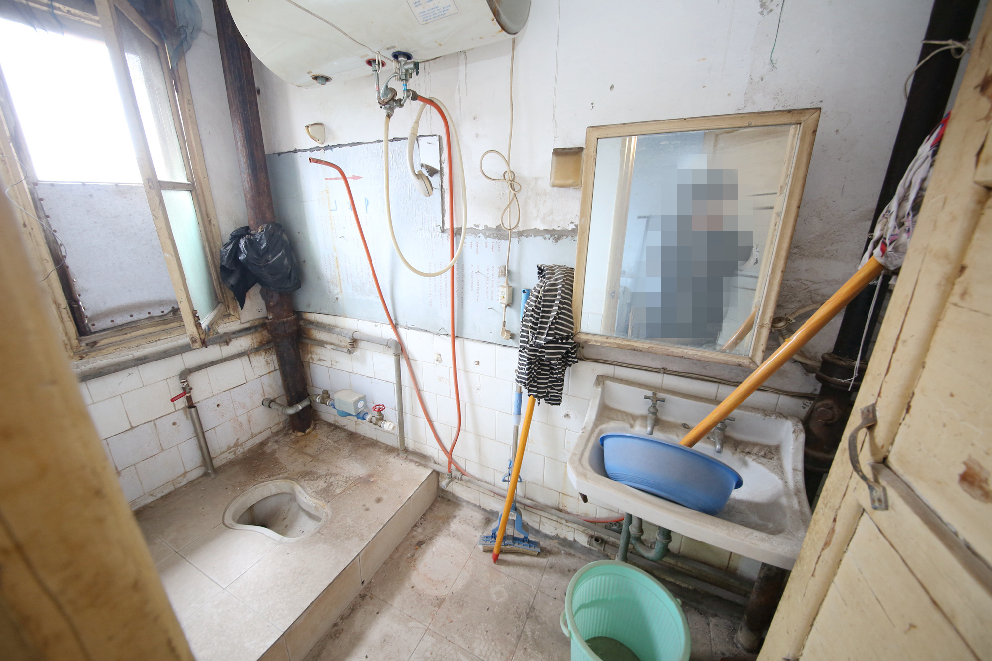 建工集团单位房  4室2厅1卫   88.00万卫生间