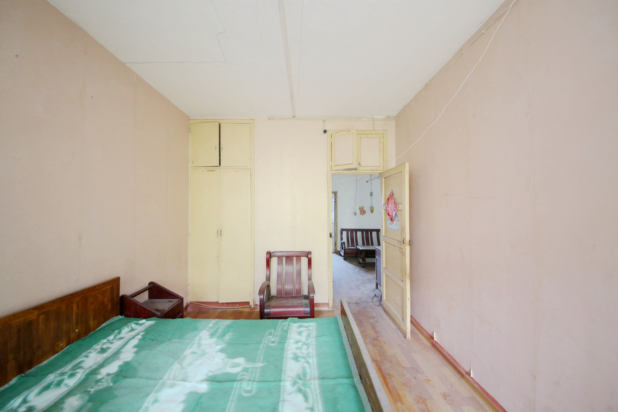 建工集团单位房  4室2厅1卫   88.00万卧室