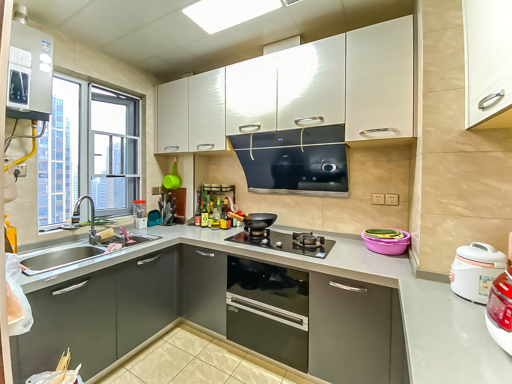 荣盛花语城  4室2厅2卫    130.0万 荣盛花语城  4室2厅2卫    130.0万厨房