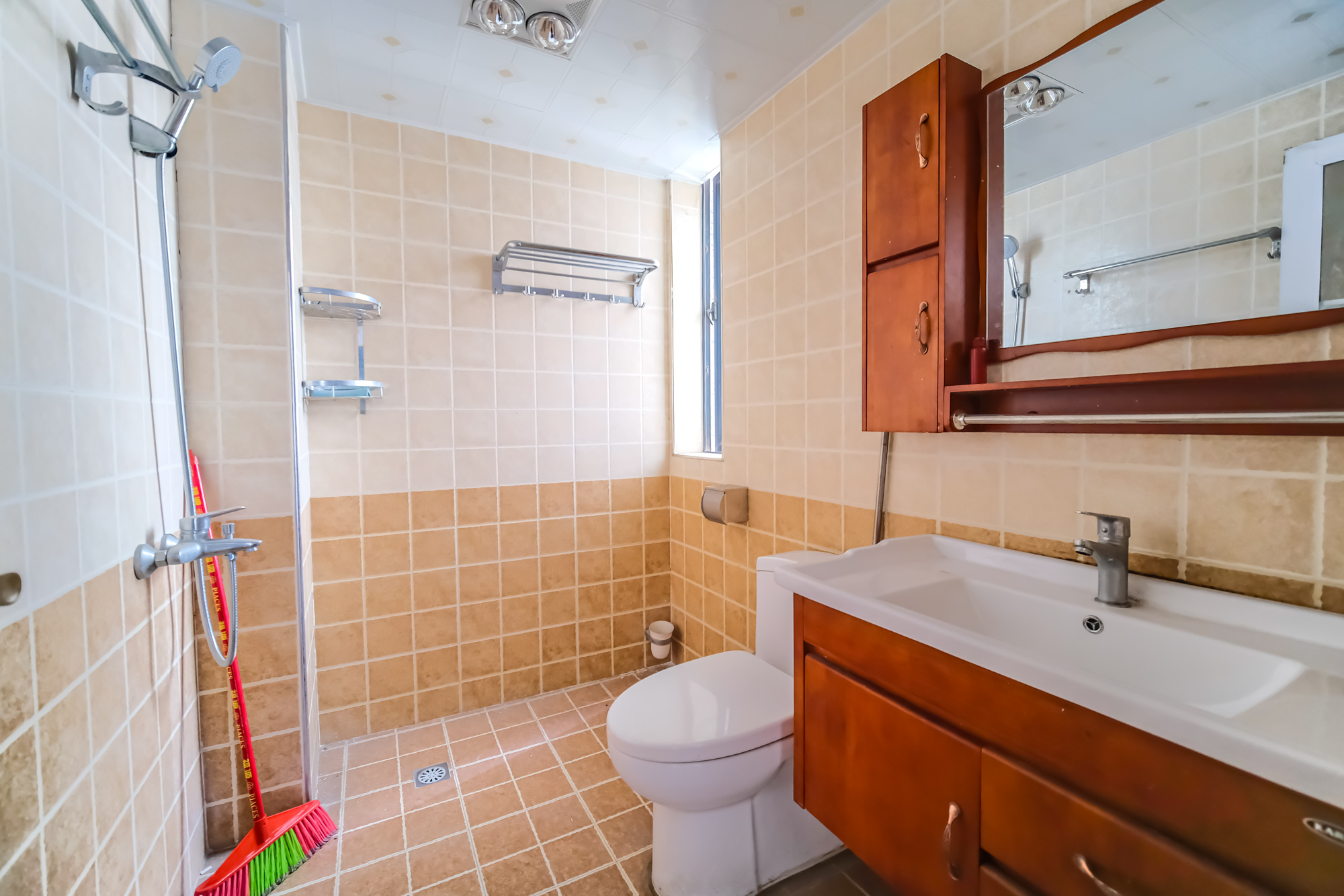 花样年华  4室2厅2卫    69.8万 花样年华  4室2厅2卫    69.8万卫生间