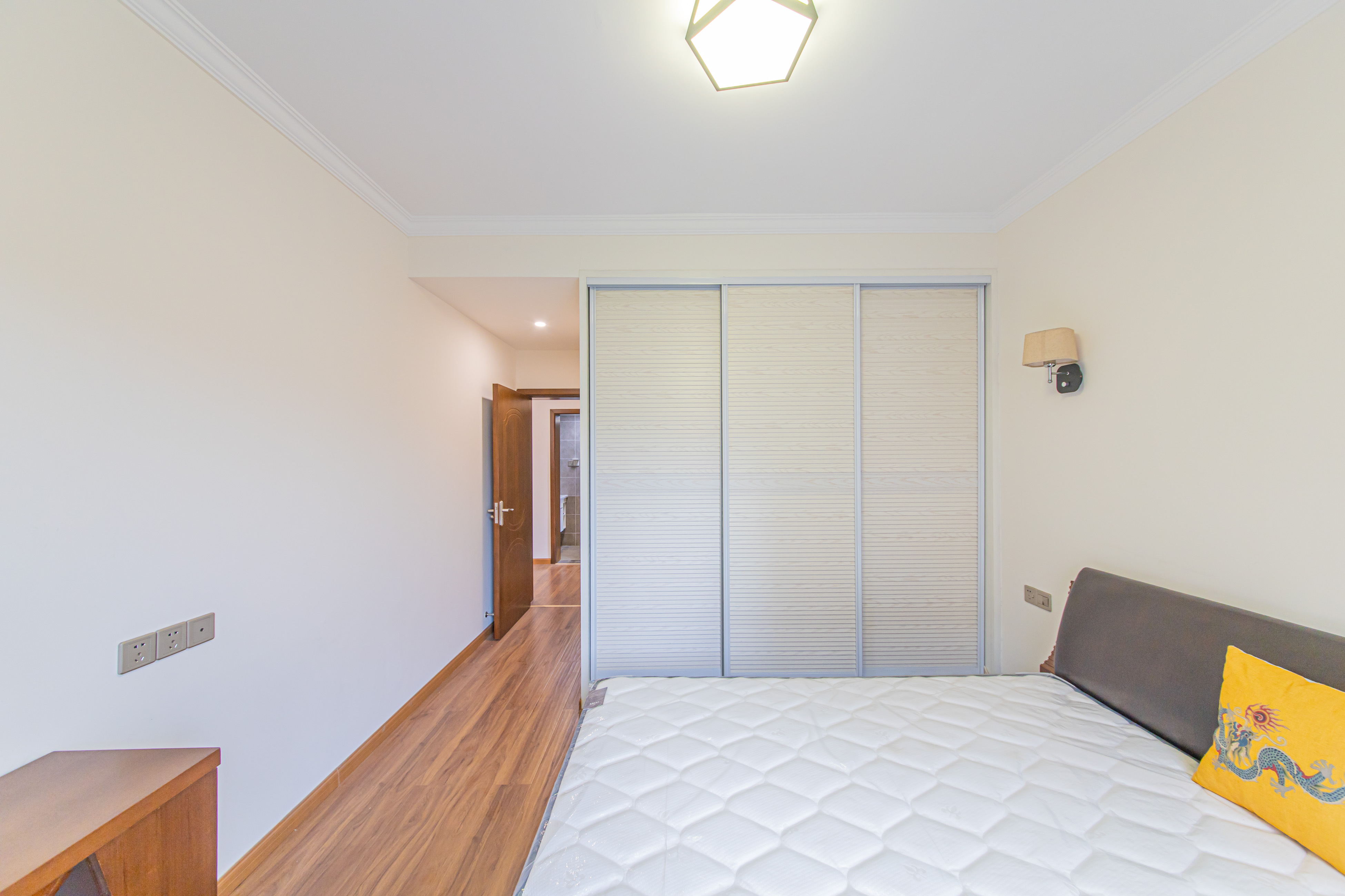 北辰中央公园B区  3室2厅1卫    105.0万卧室