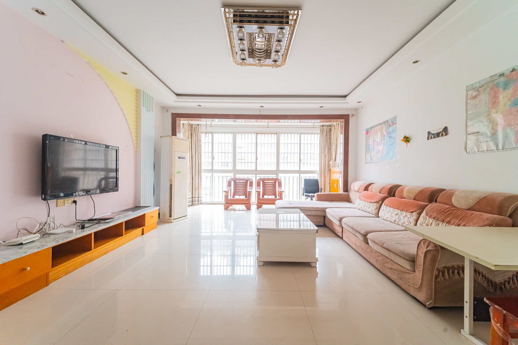 彩都公寓  4室2厅1卫    78.8万 彩都公寓  4室2厅1卫    78.8万客厅