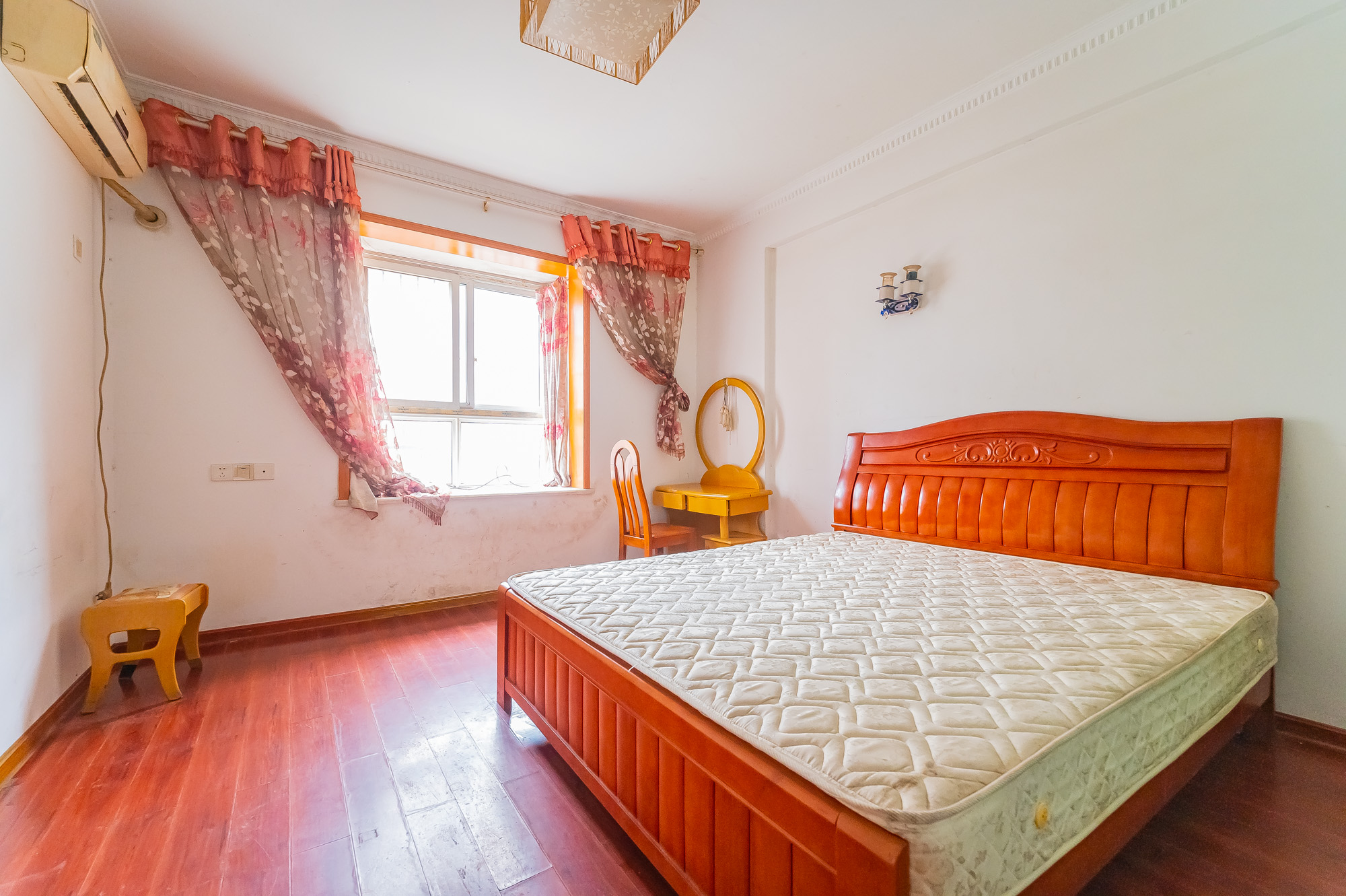 彩都公寓  4室2厅1卫    78.8万 彩都公寓  4室2厅1卫    78.8万卧室