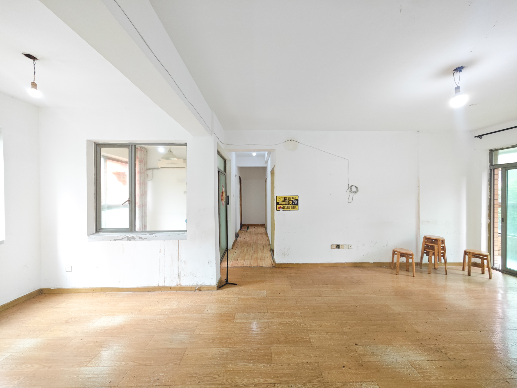 新城新世界一二三期  4室2厅2卫    100.0万 新城新世界一二三期  4室2厅2卫    100.0万客厅