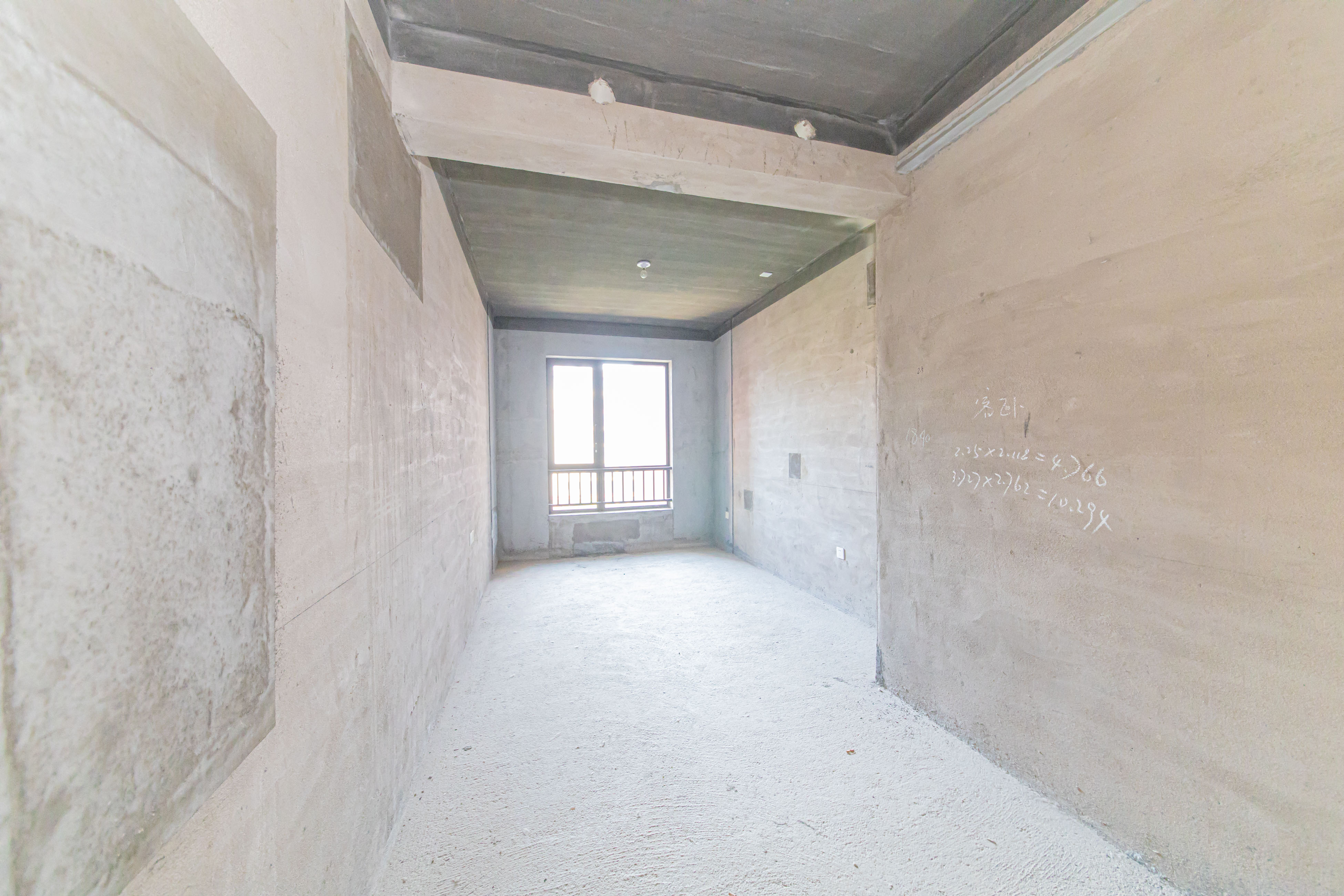 鑫远紫樾香山一期 5室2厅2卫 460.0万 鑫远紫樾香山一期 5室2厅2卫 460.0万卧室