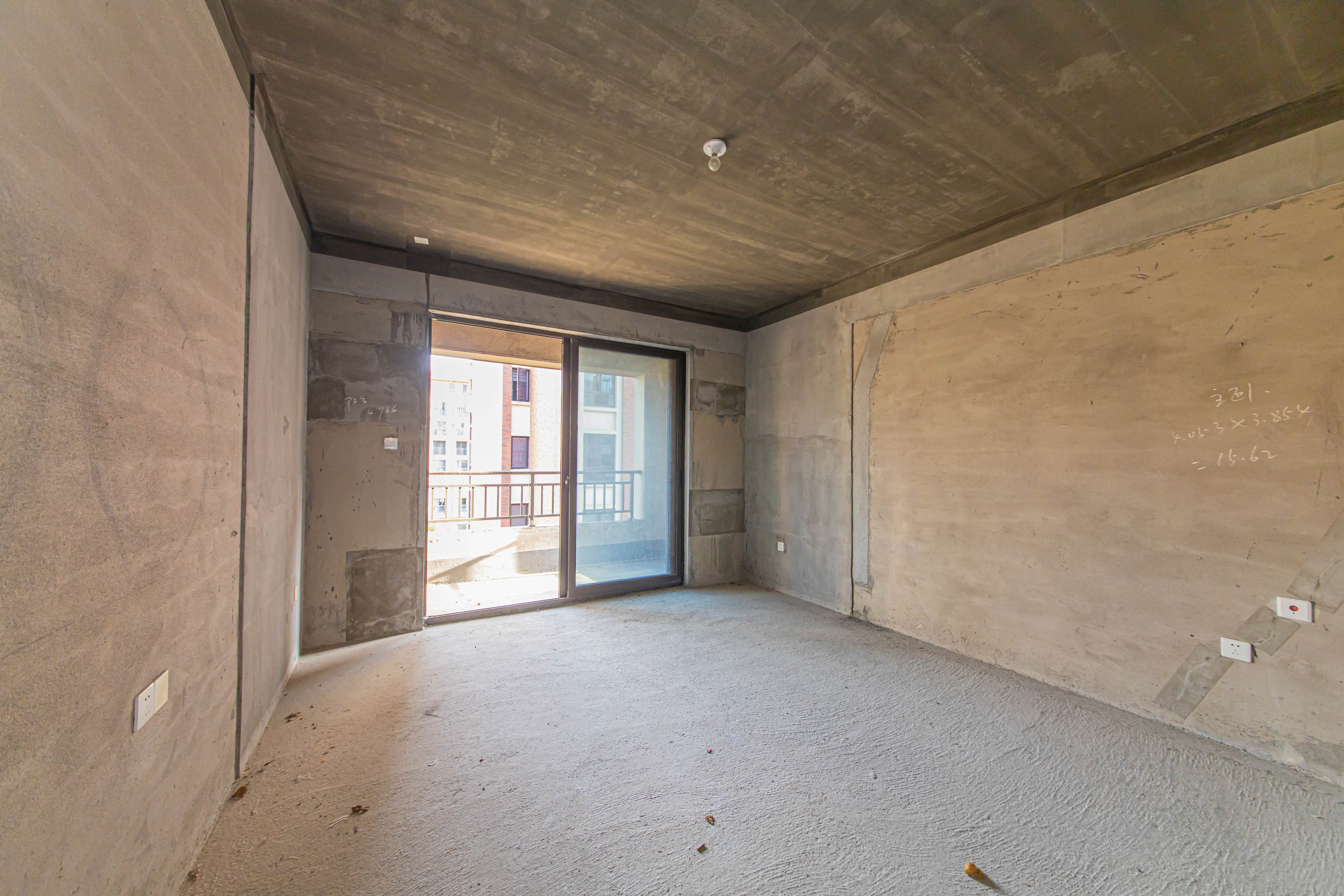 鑫远紫樾香山一期 5室2厅2卫 460.0万 鑫远紫樾香山一期 5室2厅2卫 460.0万卧室