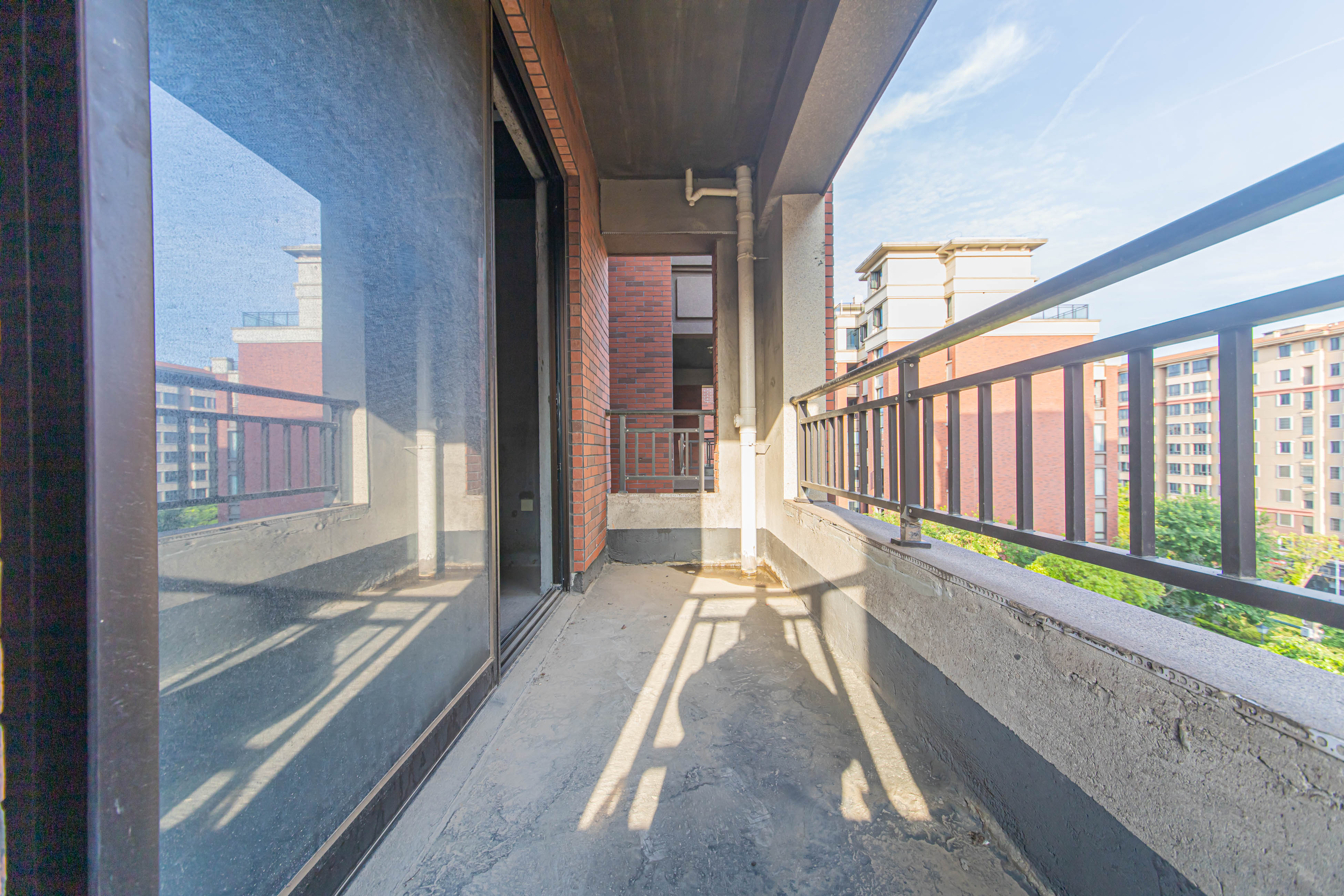 鑫远紫樾香山一期 5室2厅2卫 460.0万 鑫远紫樾香山一期 5室2厅2卫 460.0万阳台