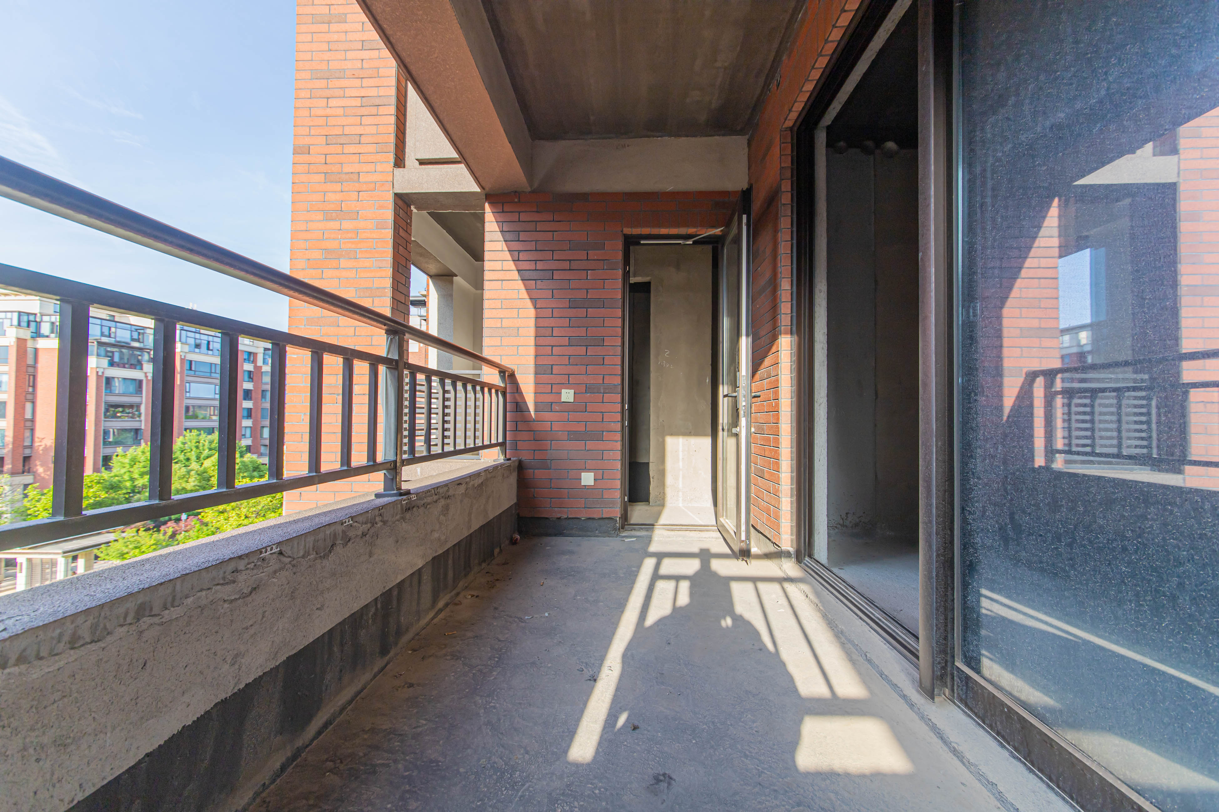 鑫远紫樾香山一期 5室2厅2卫 460.0万 鑫远紫樾香山一期 5室2厅2卫 460.0万阳台